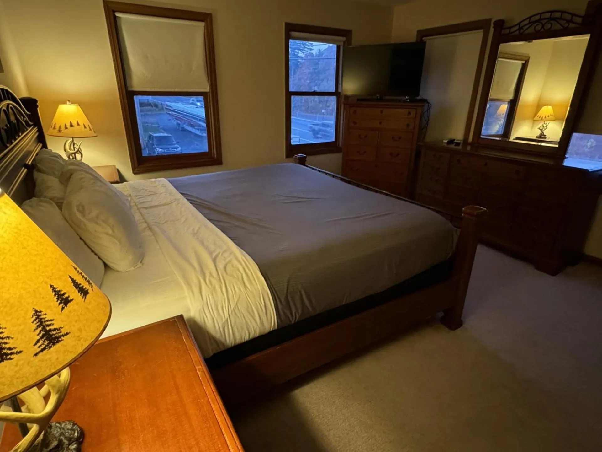 Bed in Mohican Resort Motel, Conveniently located to all Lake George attractions