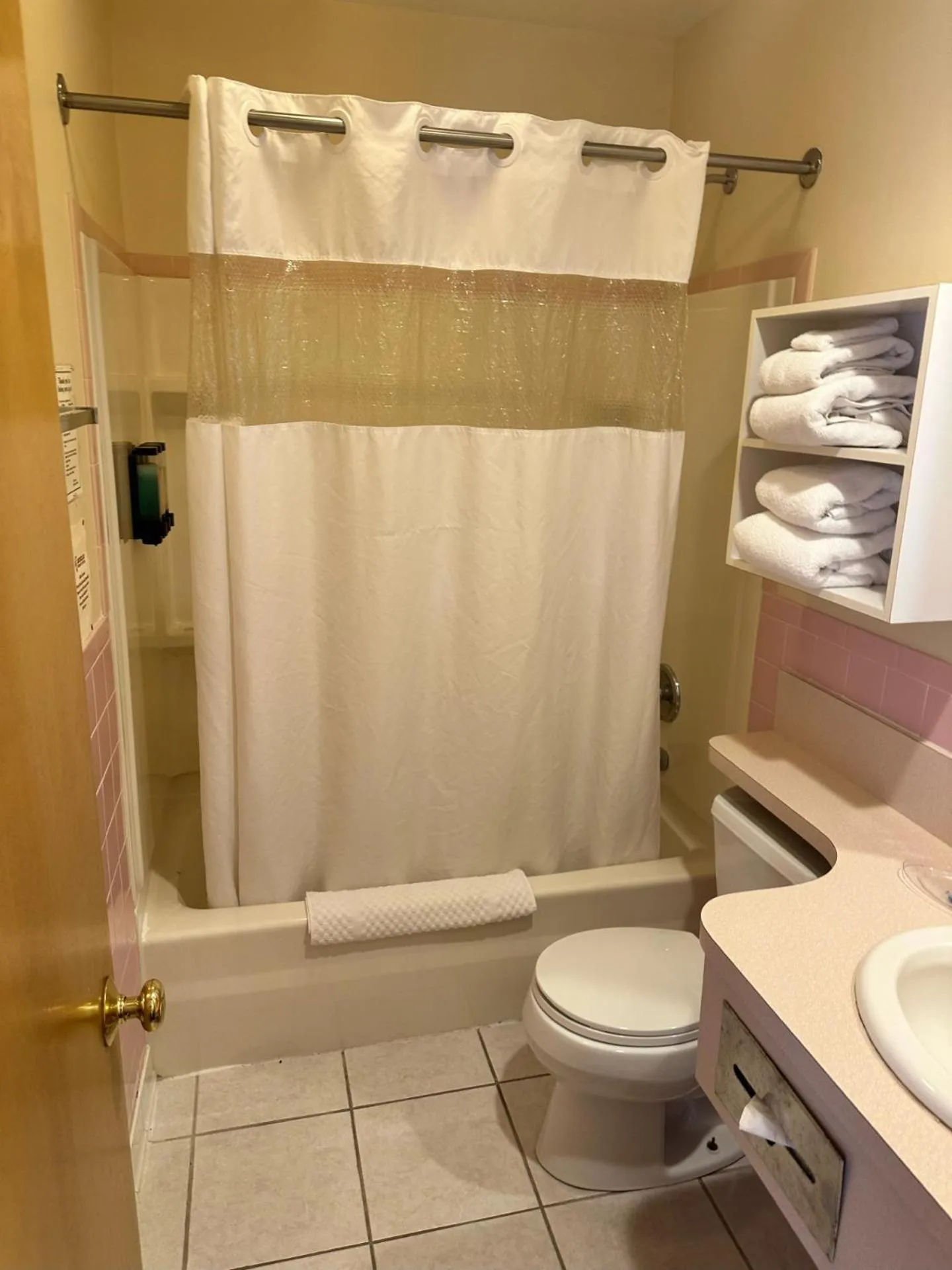 Mohican Resort Motel, Conveniently located to all Lake George attractions