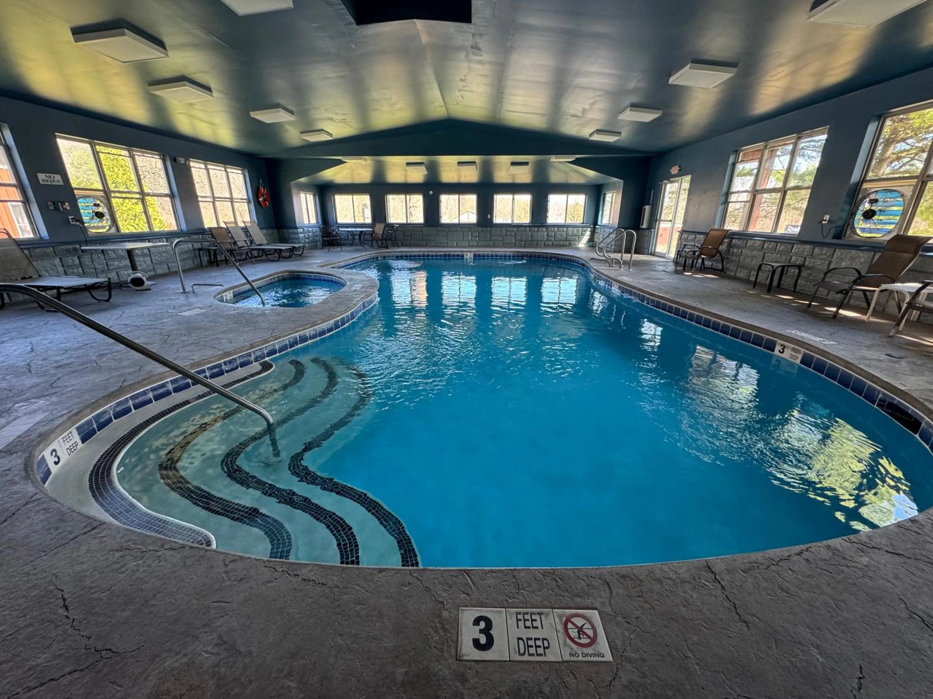 Mohican Resort Motel, Conveniently located to all Lake George attractions