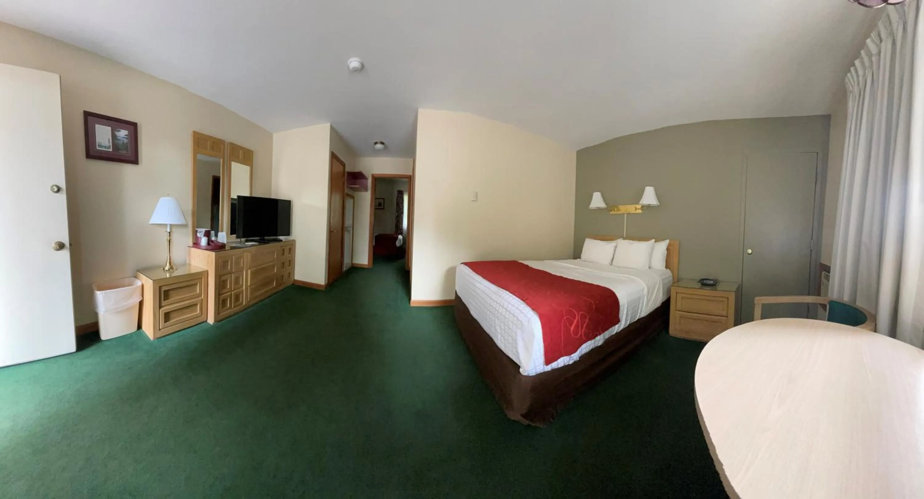 Bed in Mohican Resort Motel, Conveniently located to all Lake George attractions