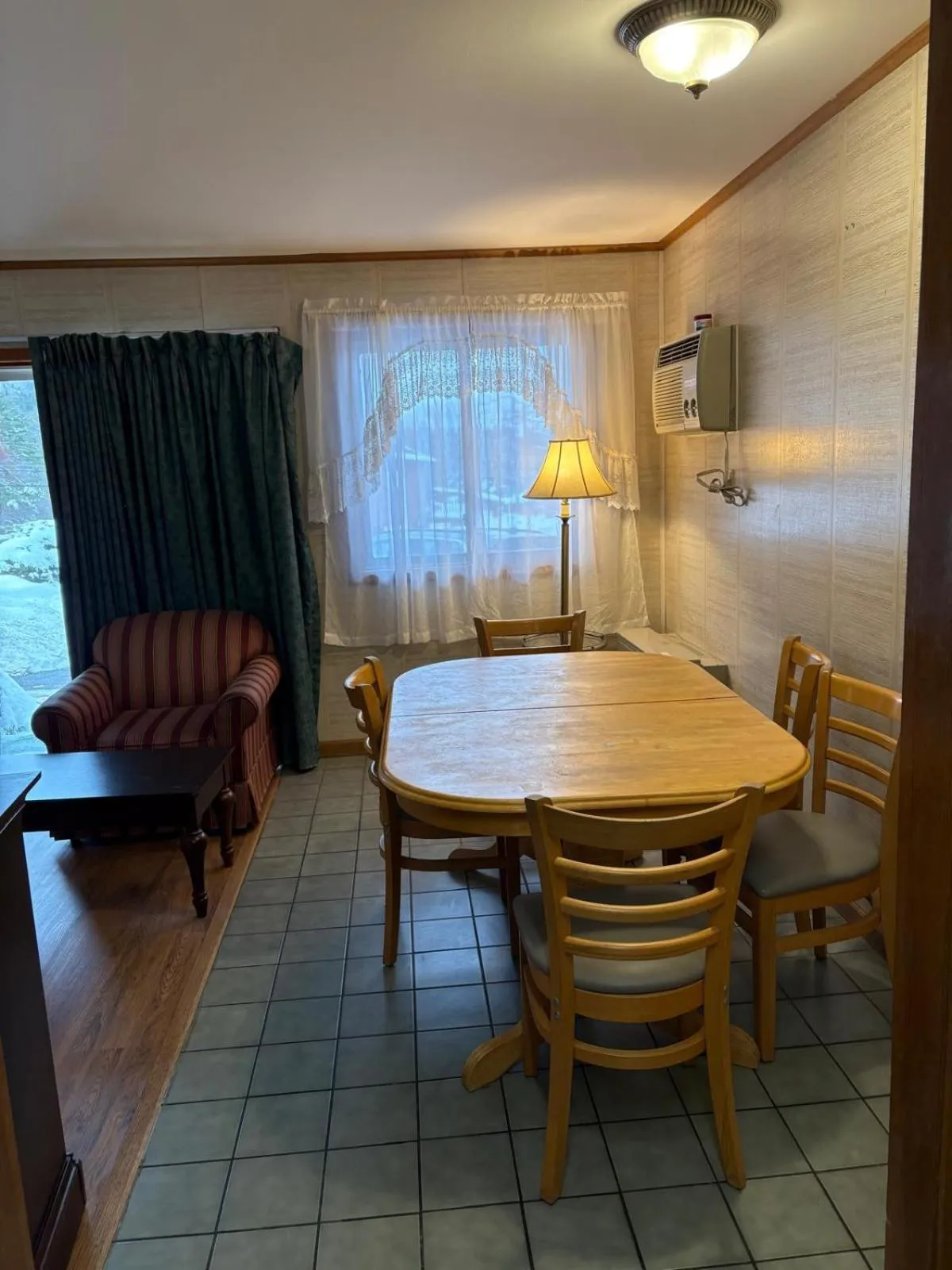 Mohican Resort Motel, Conveniently located to all Lake George attractions
