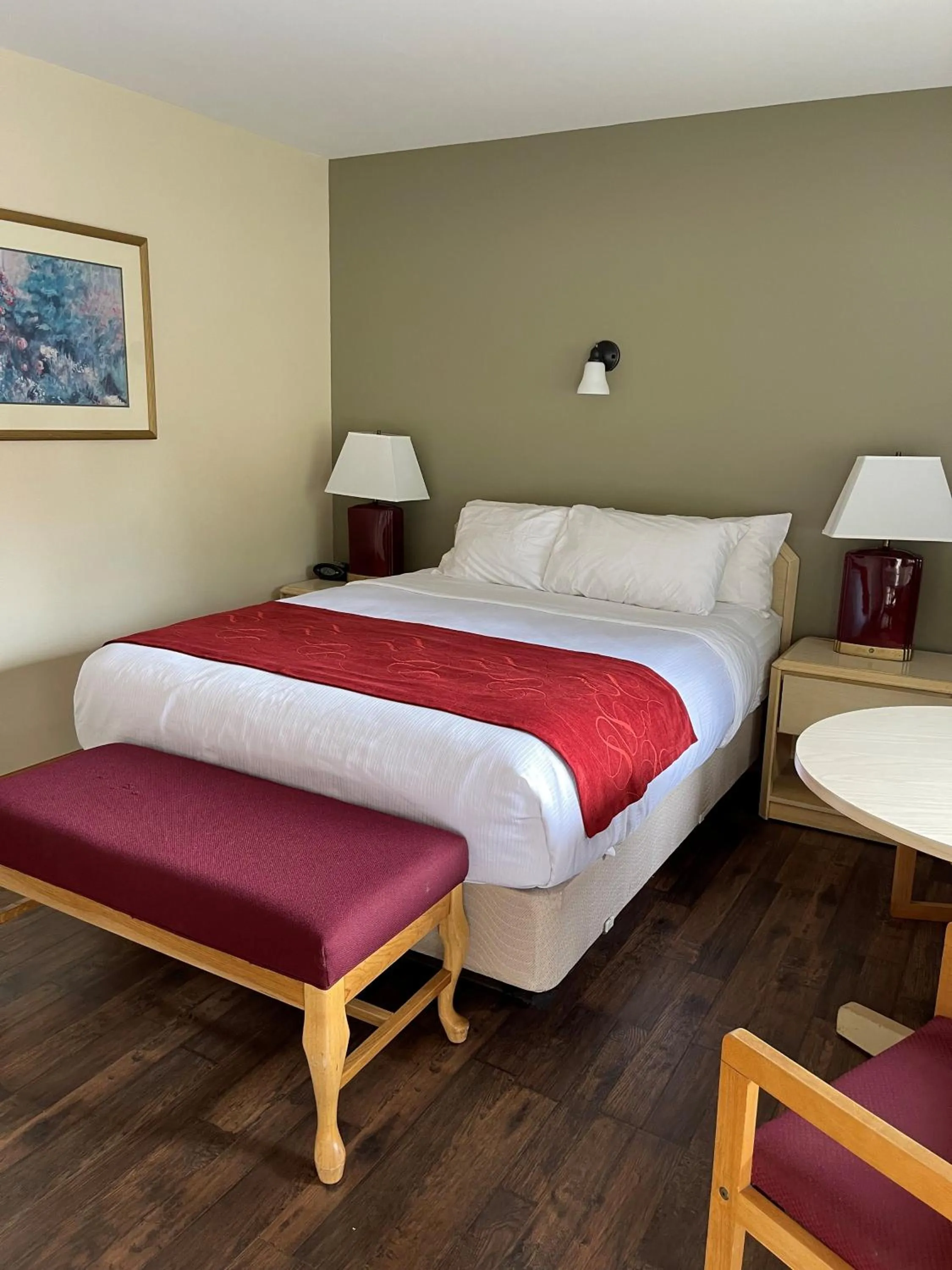 Bed in Mohican Resort Motel, Conveniently located to all Lake George attractions