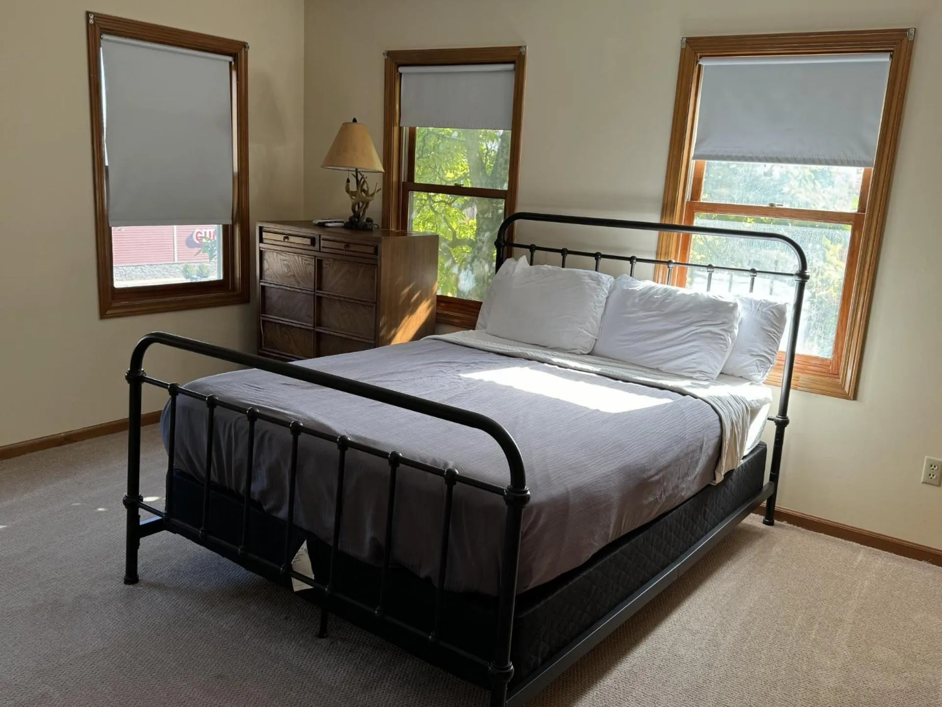 Bed in Mohican Resort Motel, Conveniently located to all Lake George attractions
