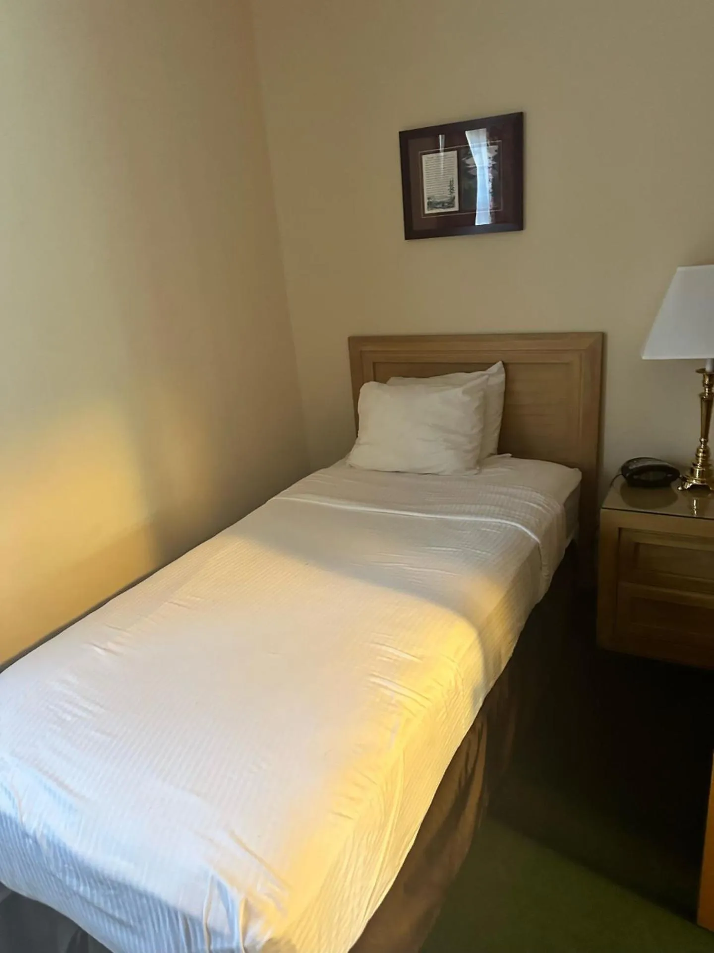 Bed in Mohican Resort Motel, Conveniently located to all Lake George attractions