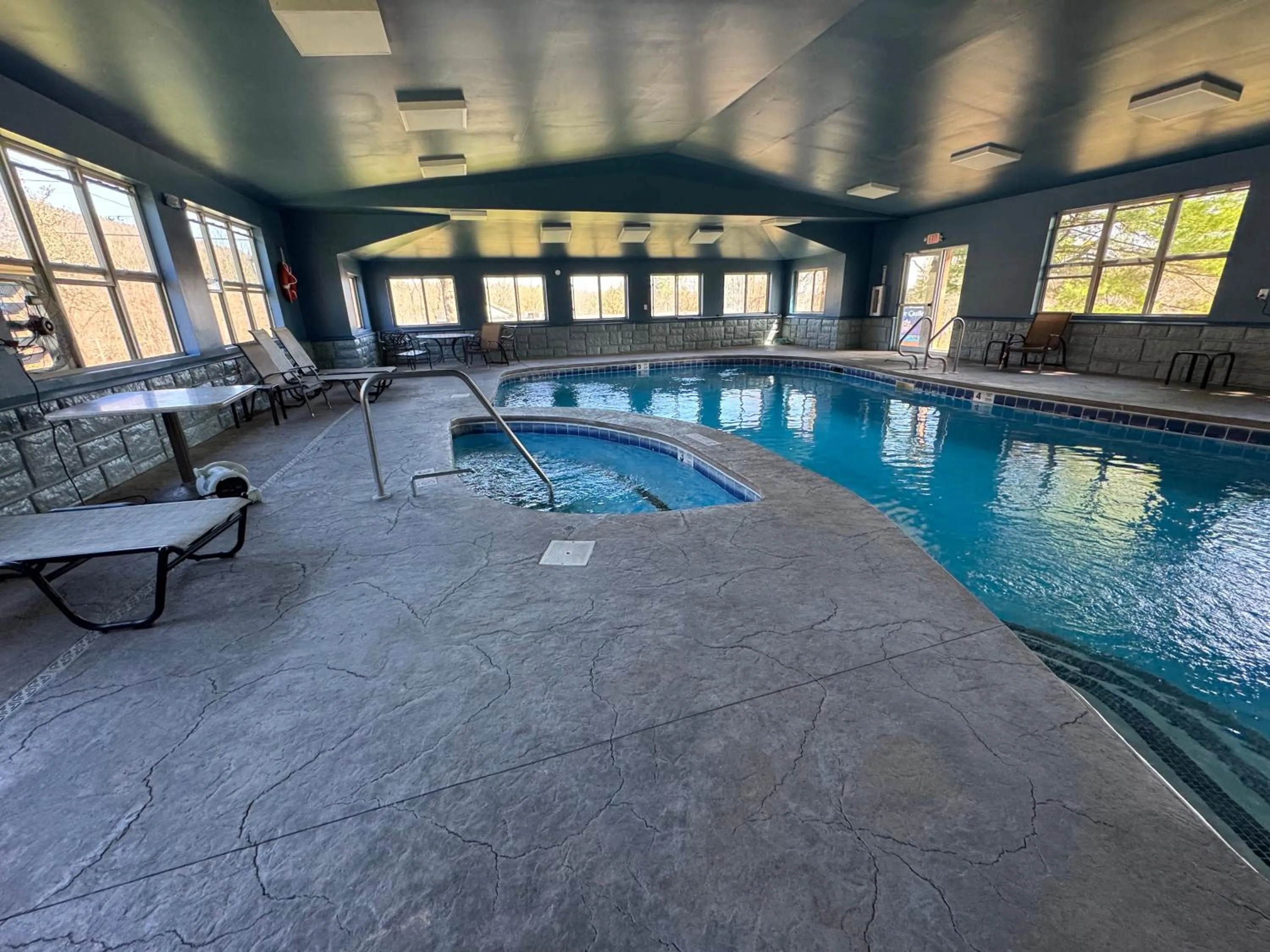 Mohican Resort Motel, Conveniently located to all Lake George attractions