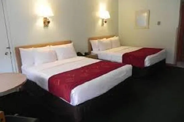 Bed in Mohican Resort Motel, Conveniently located to all Lake George attractions