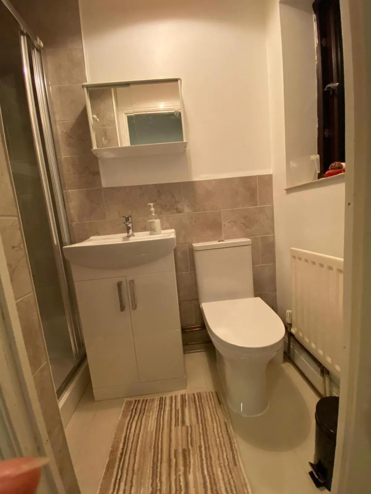 Bathroom in ASHMINA HOLIDAY LET with Free onsite Parking for SMALL VANS and cars only
