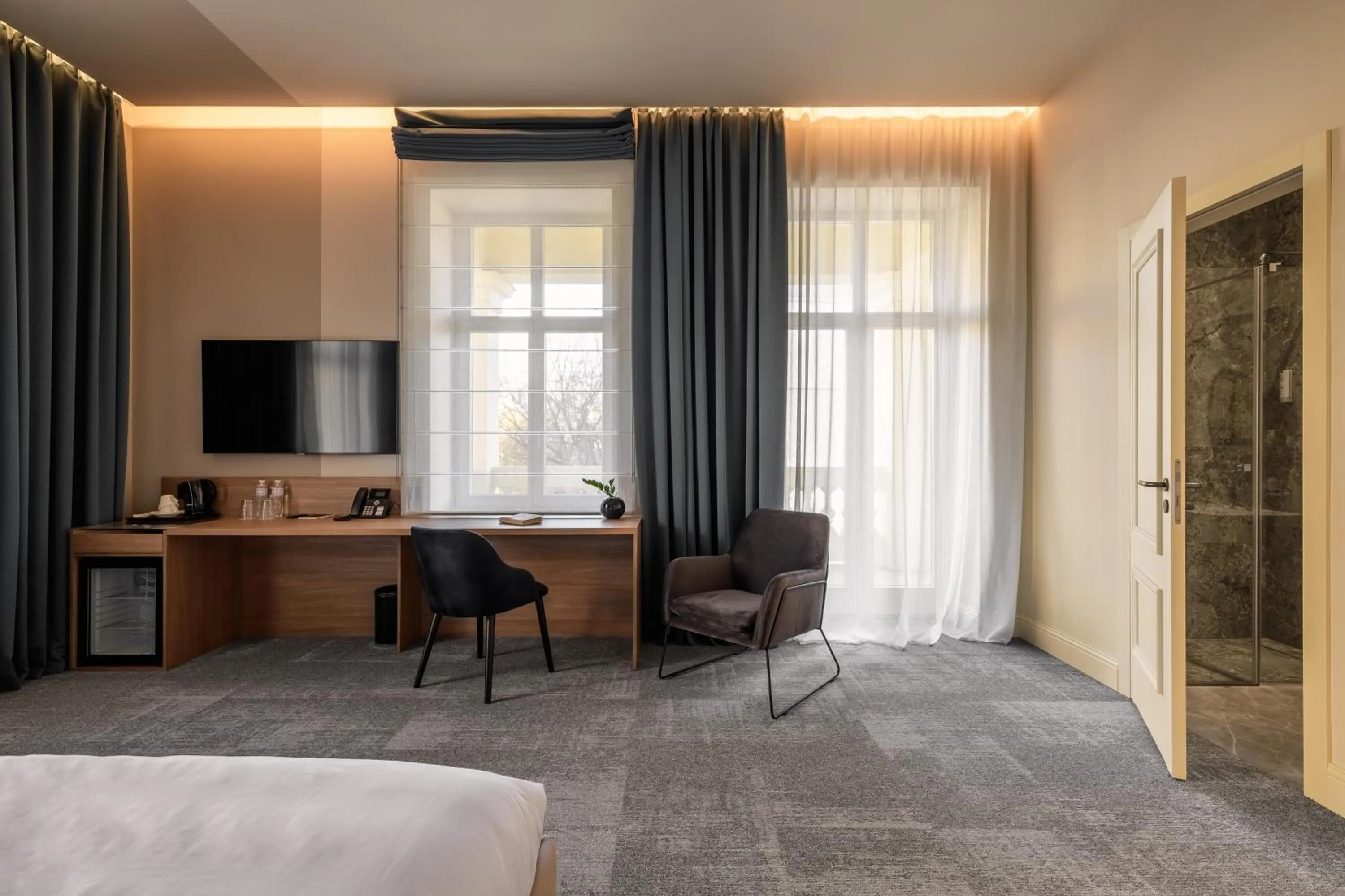 Seating area, Bed in Maestral