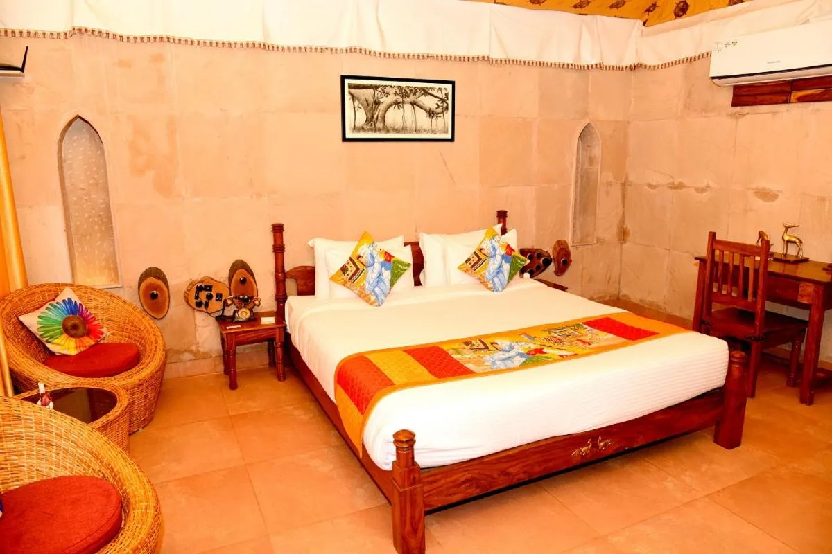 Photo of the whole room, Bed in Puratan Qila