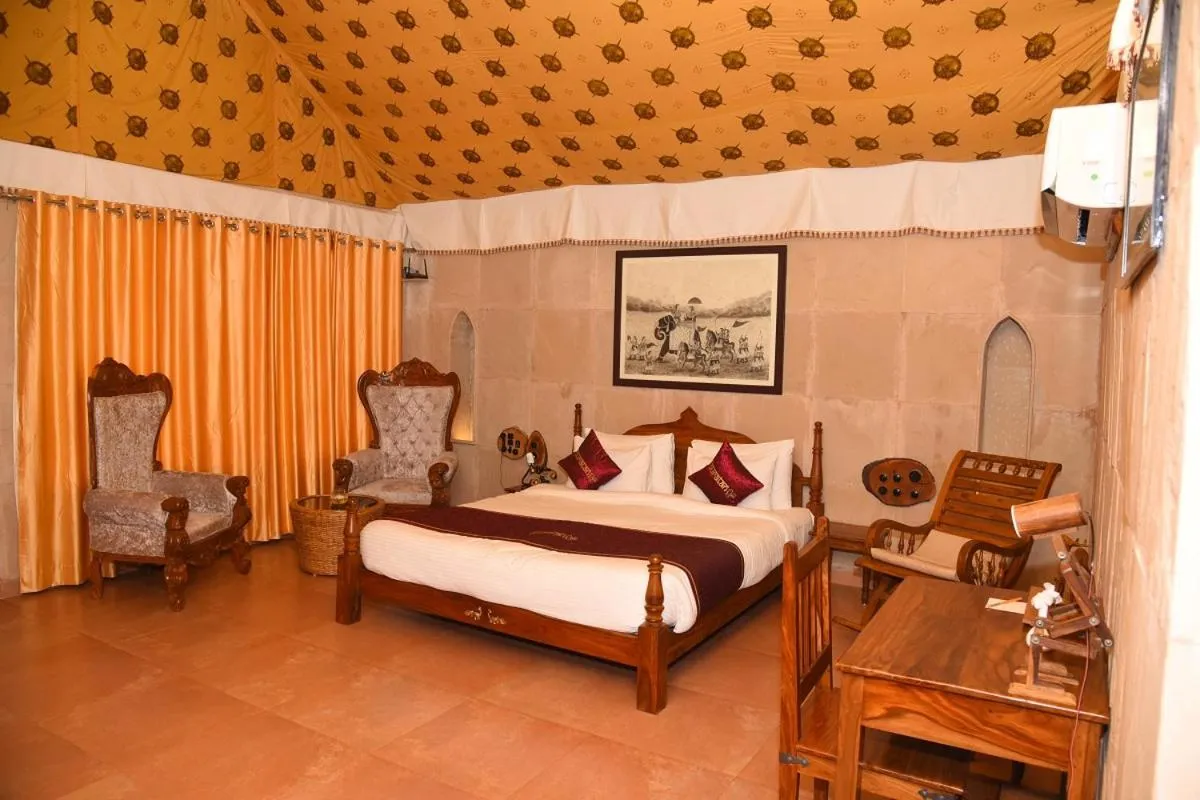 Photo of the whole room, Bed in Puratan Qila