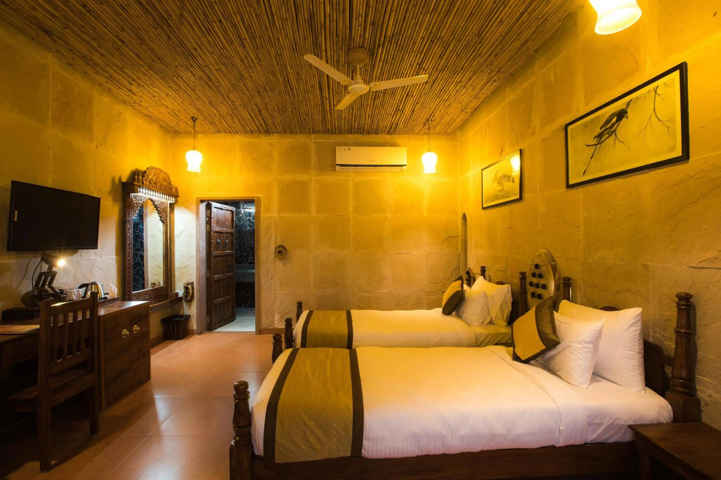 Photo of the whole room, Bed in Puratan Qila