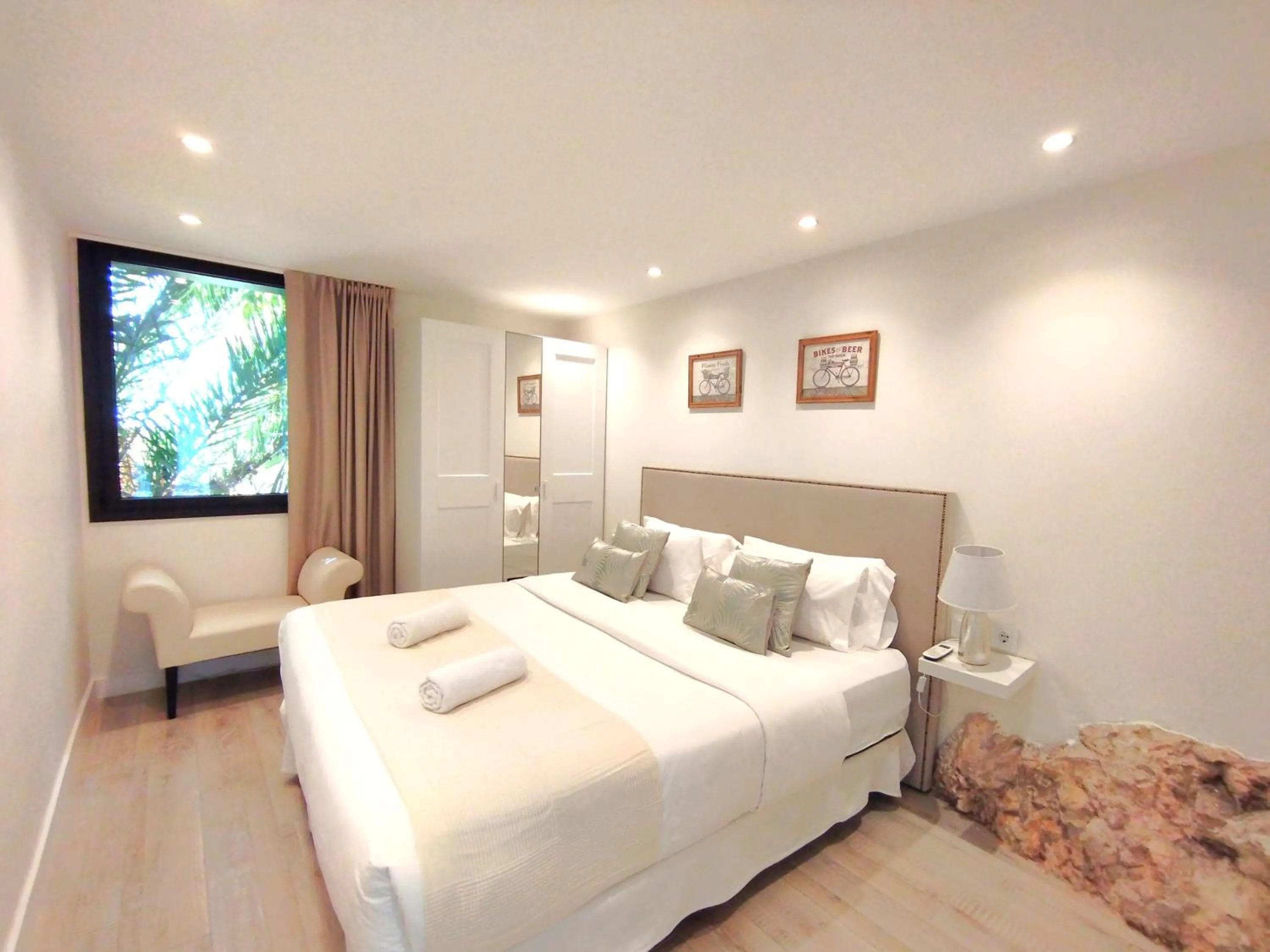 Bed in Sitges Spaces Sea View Villa- 6 Bedrooms, 5 bathrooms, 2 private pools, Near center