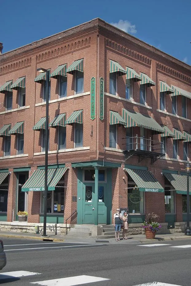 Facade/entrance in Water Street Inn