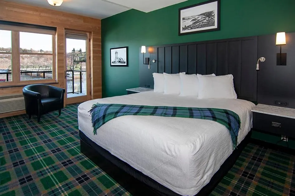 Bed in Water Street Inn