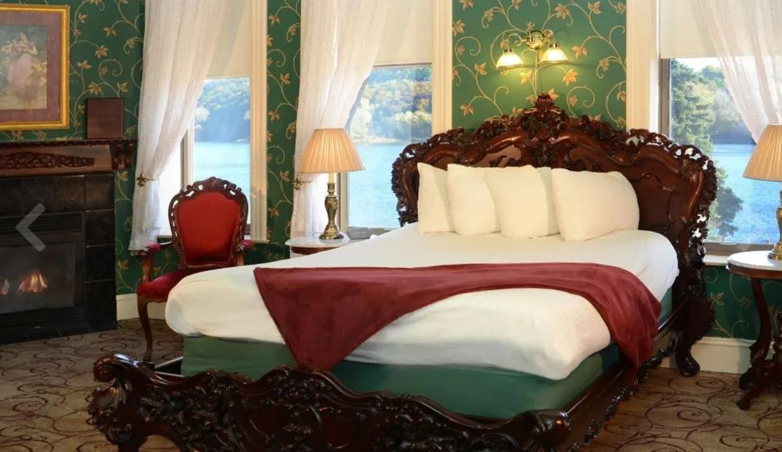 Bed in Water Street Inn