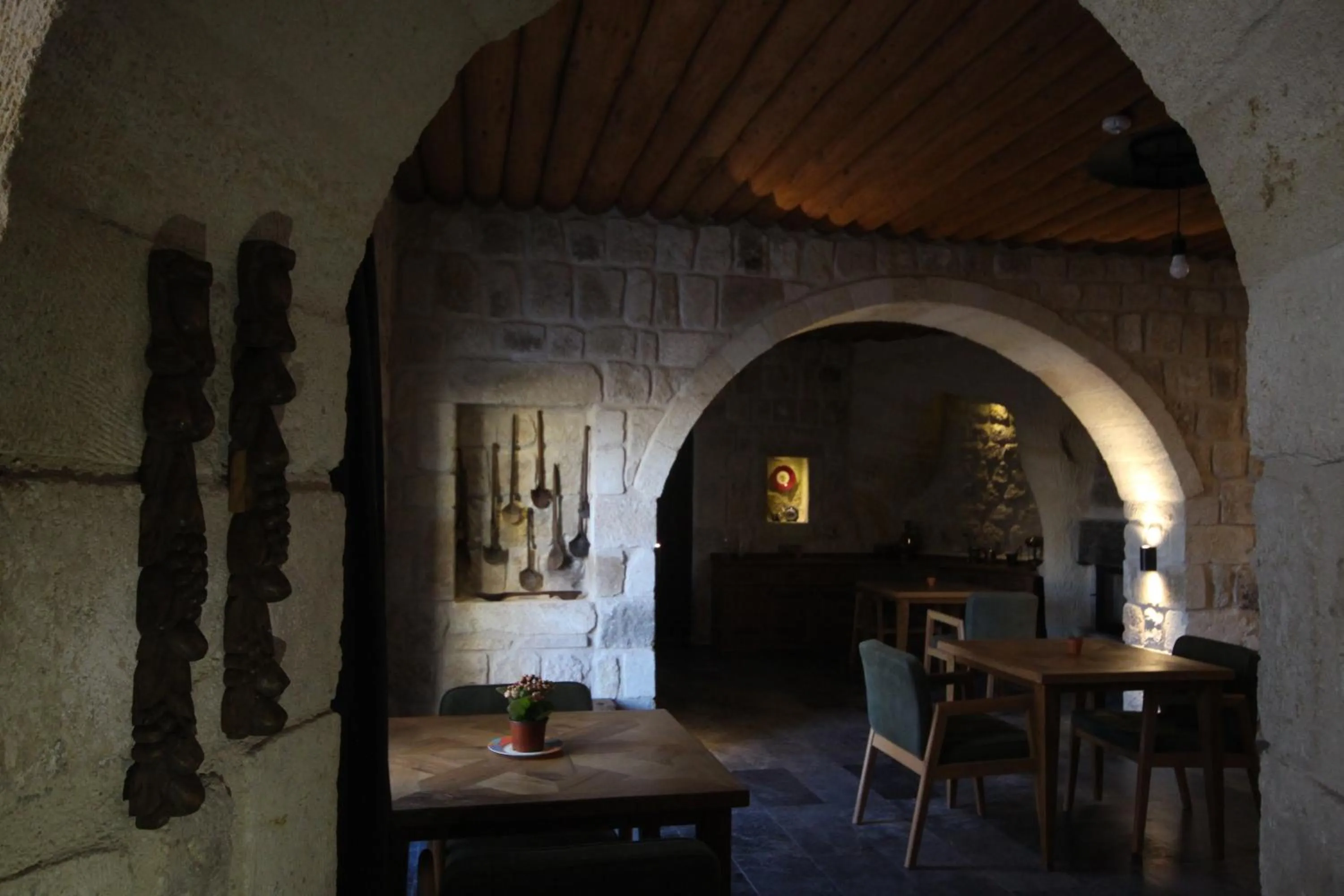 Restaurant/places to eat in 1811 Cave Hotel