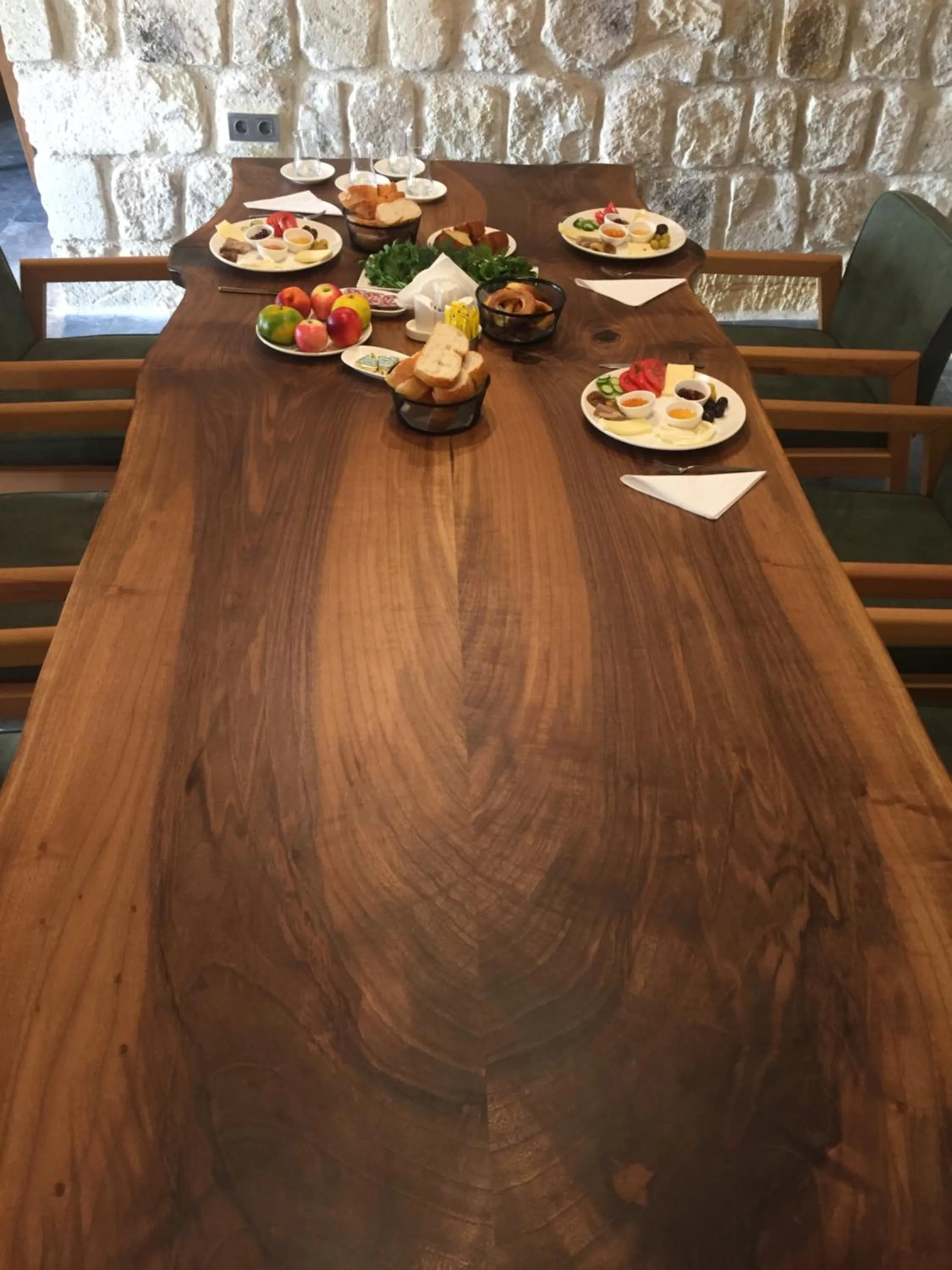 Restaurant/places to eat in 1811 Cave Hotel