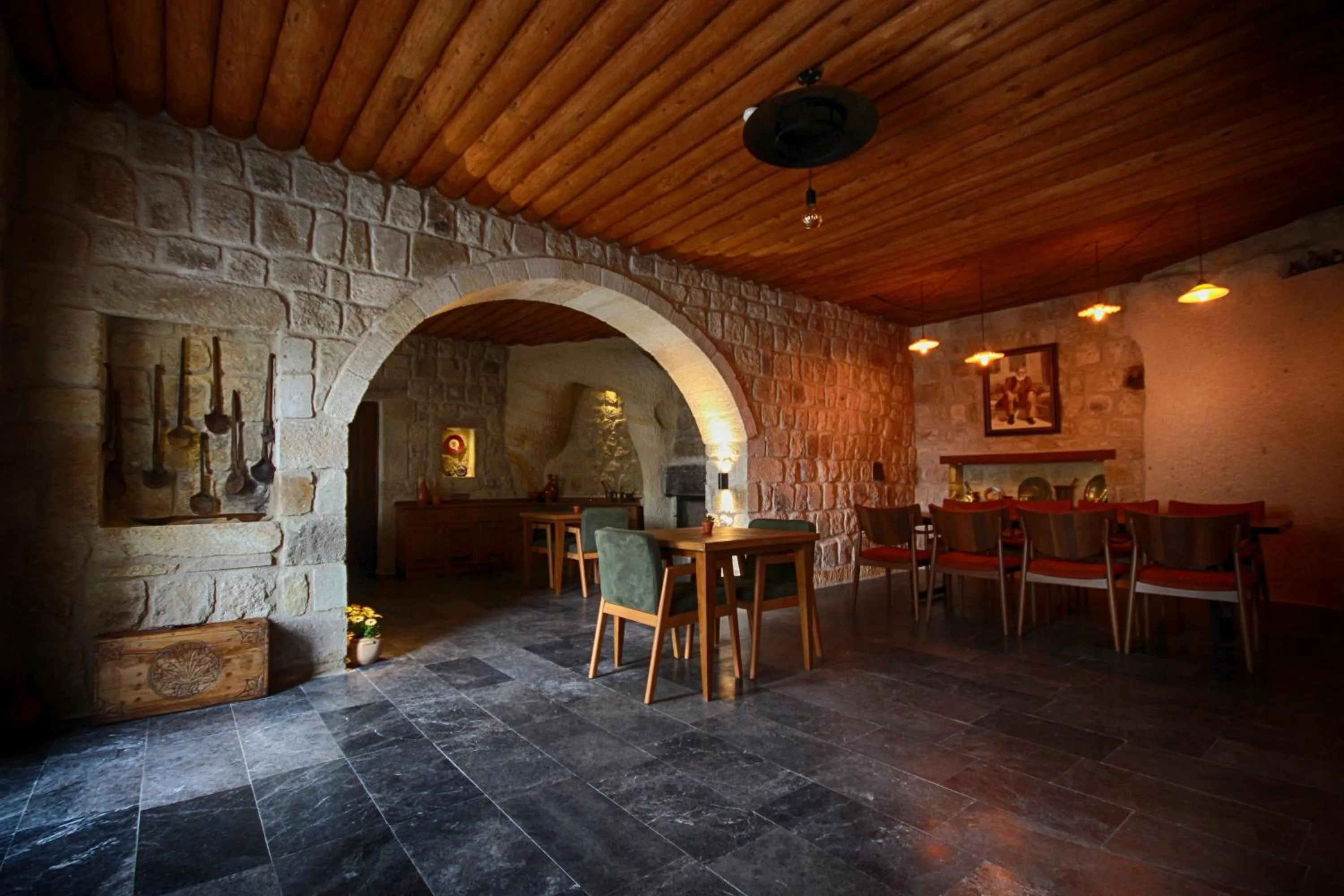 Restaurant/places to eat in 1811 Cave Hotel