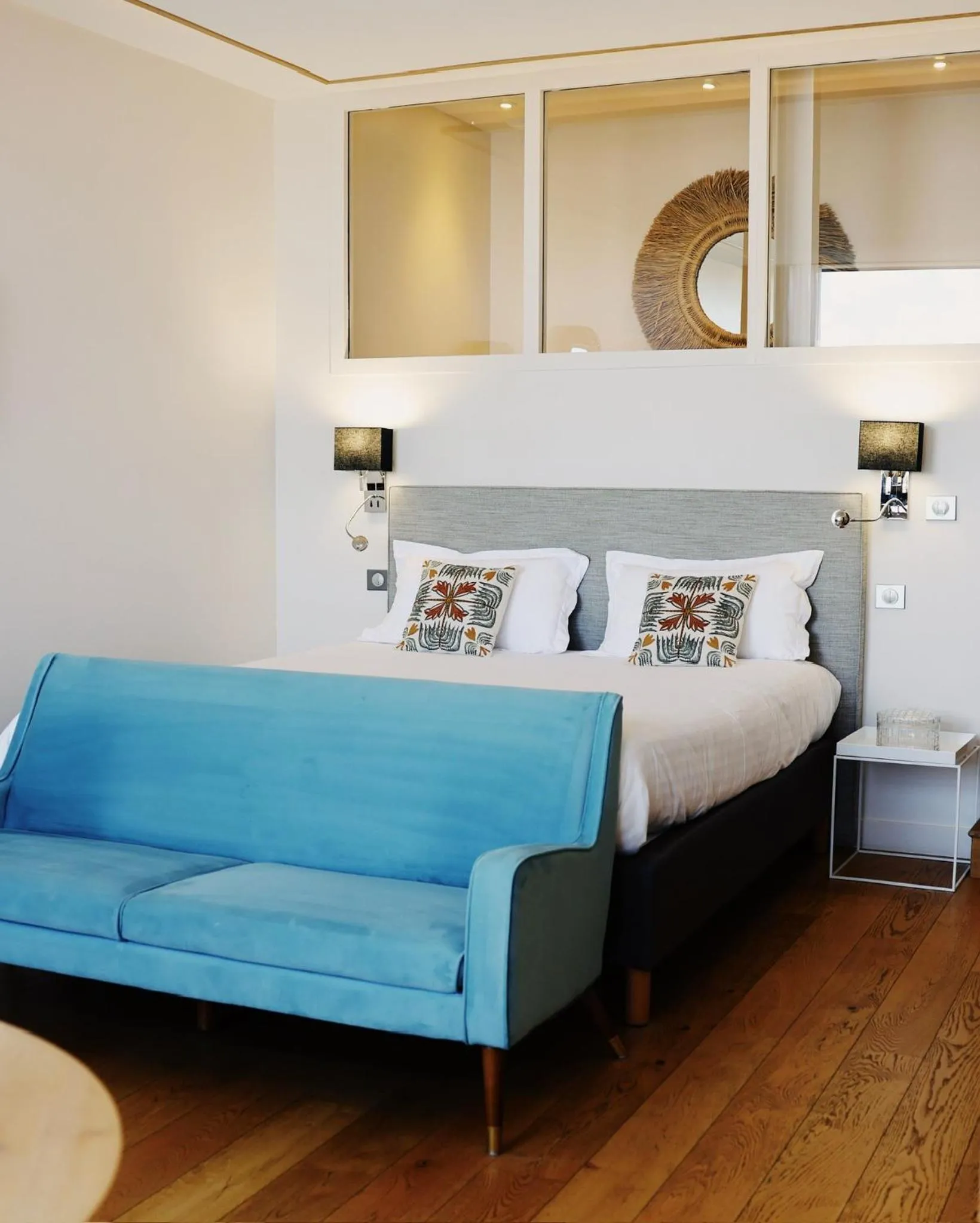 Living room, Bed in Résidence Les Suites du Port - by Le Saint Ferdinand