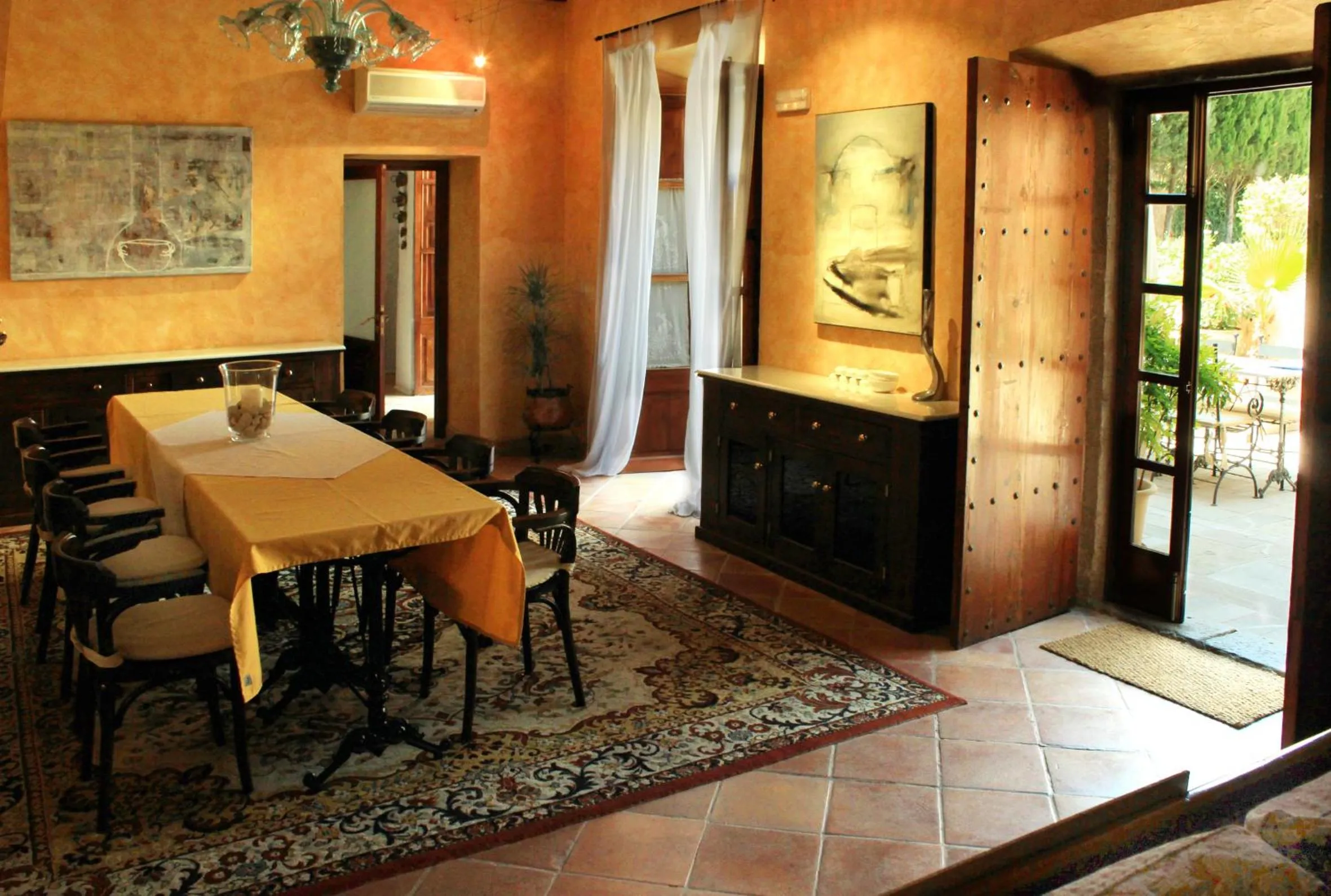 Dining area in Petit Hotel Alaro