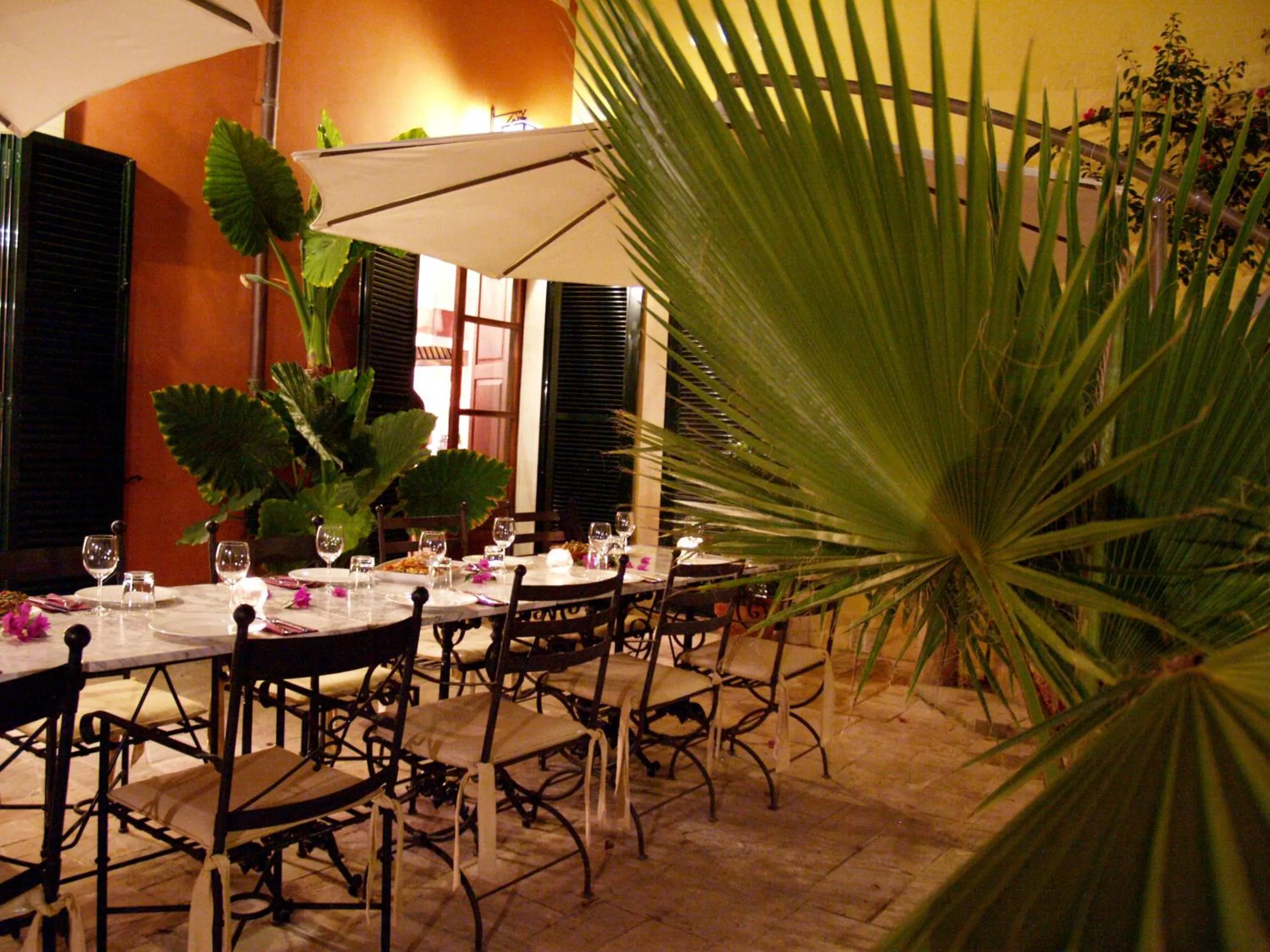 Restaurant/places to eat in Petit Hotel Alaro