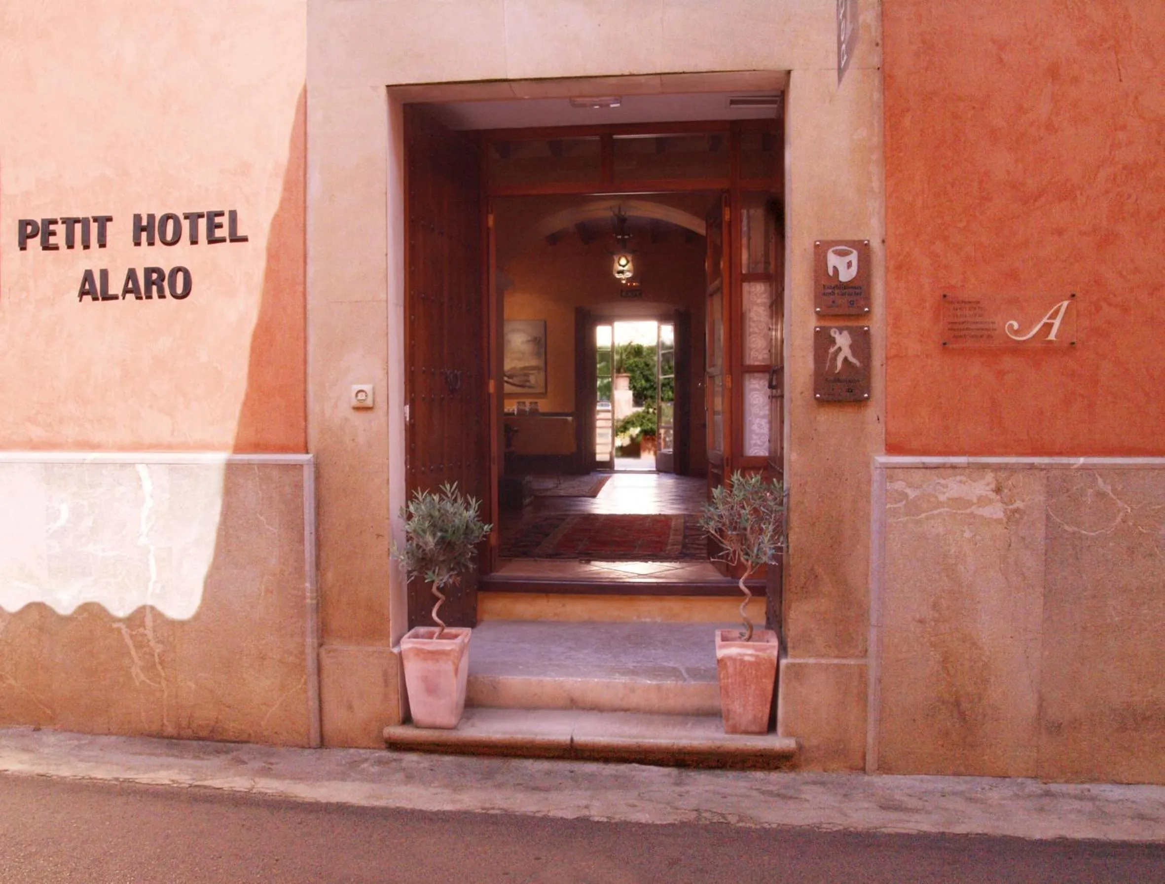 Facade/entrance in Petit Hotel Alaro