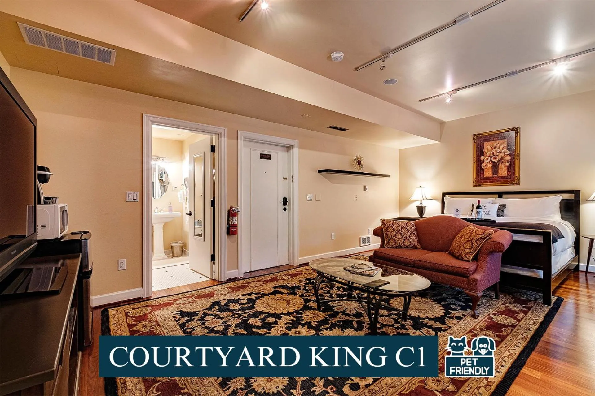 Seating area, Bed in The Orenco Station Hotel