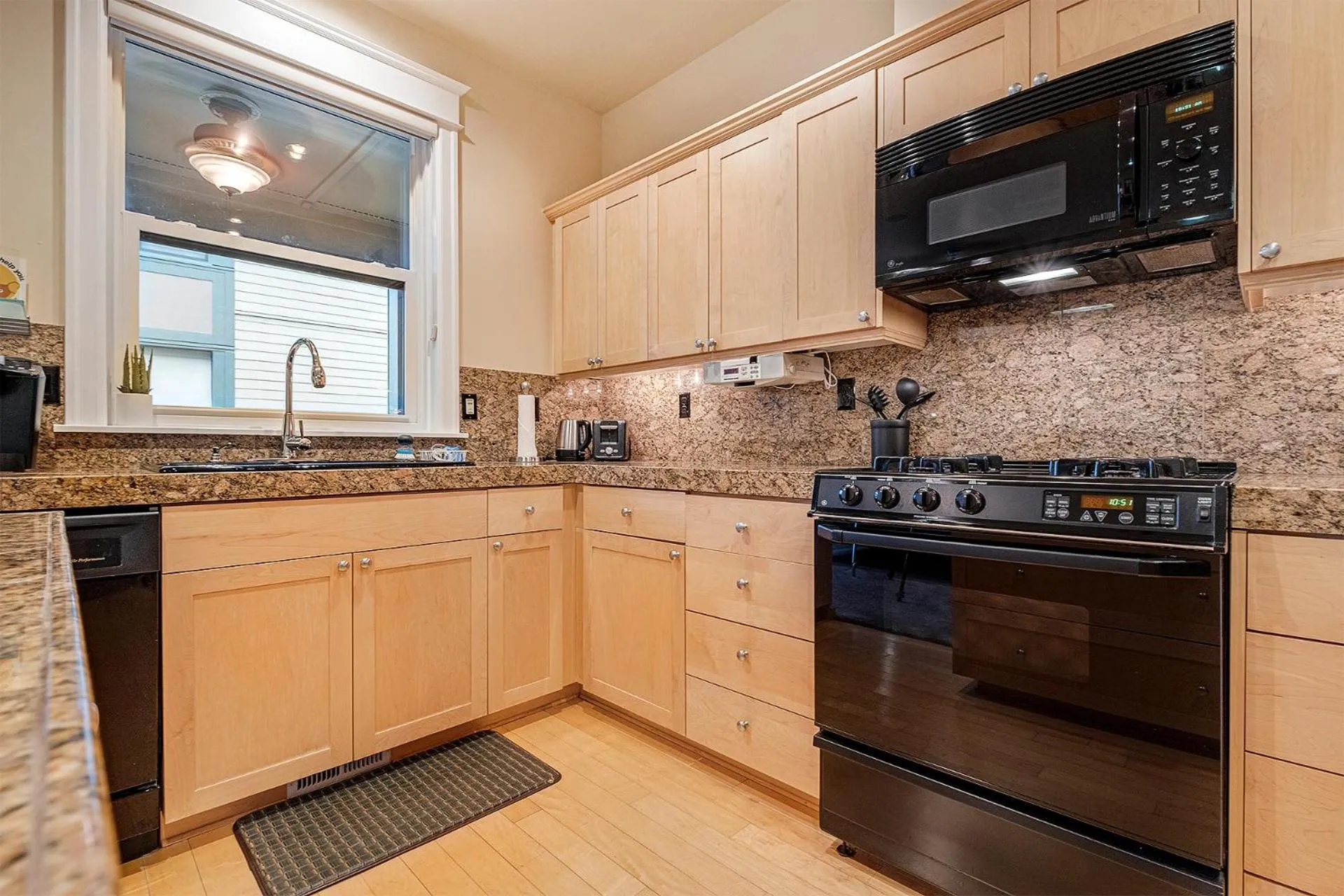 Kitchen or kitchenette in The Orenco Station Hotel