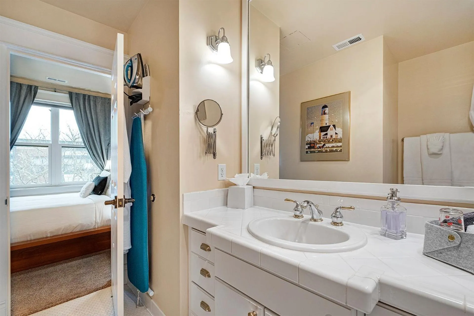 Bathroom, Bed in The Orenco Station Hotel