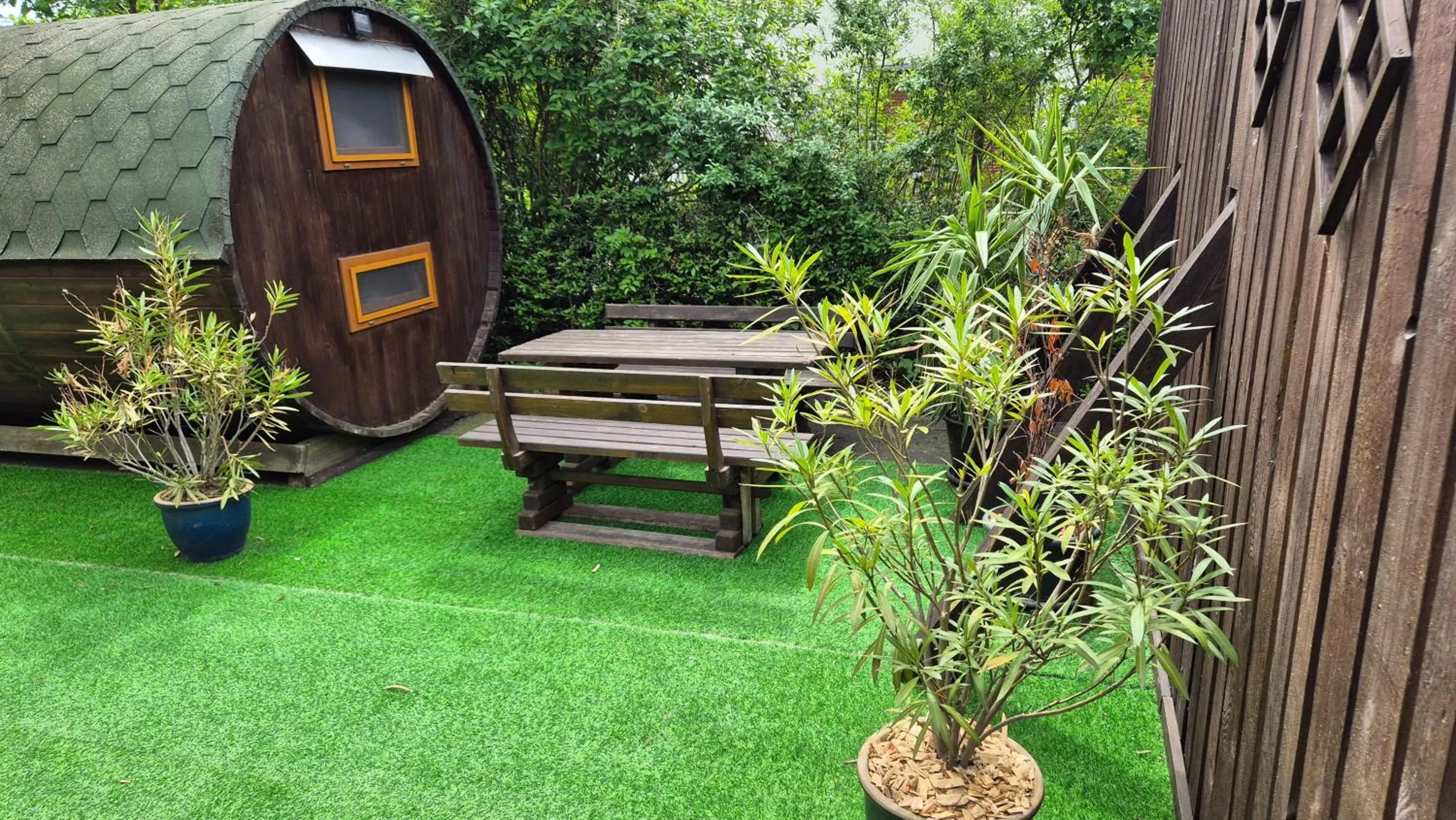 Neighbourhood in Mini Hotel Übernachten Im Gurkenfass