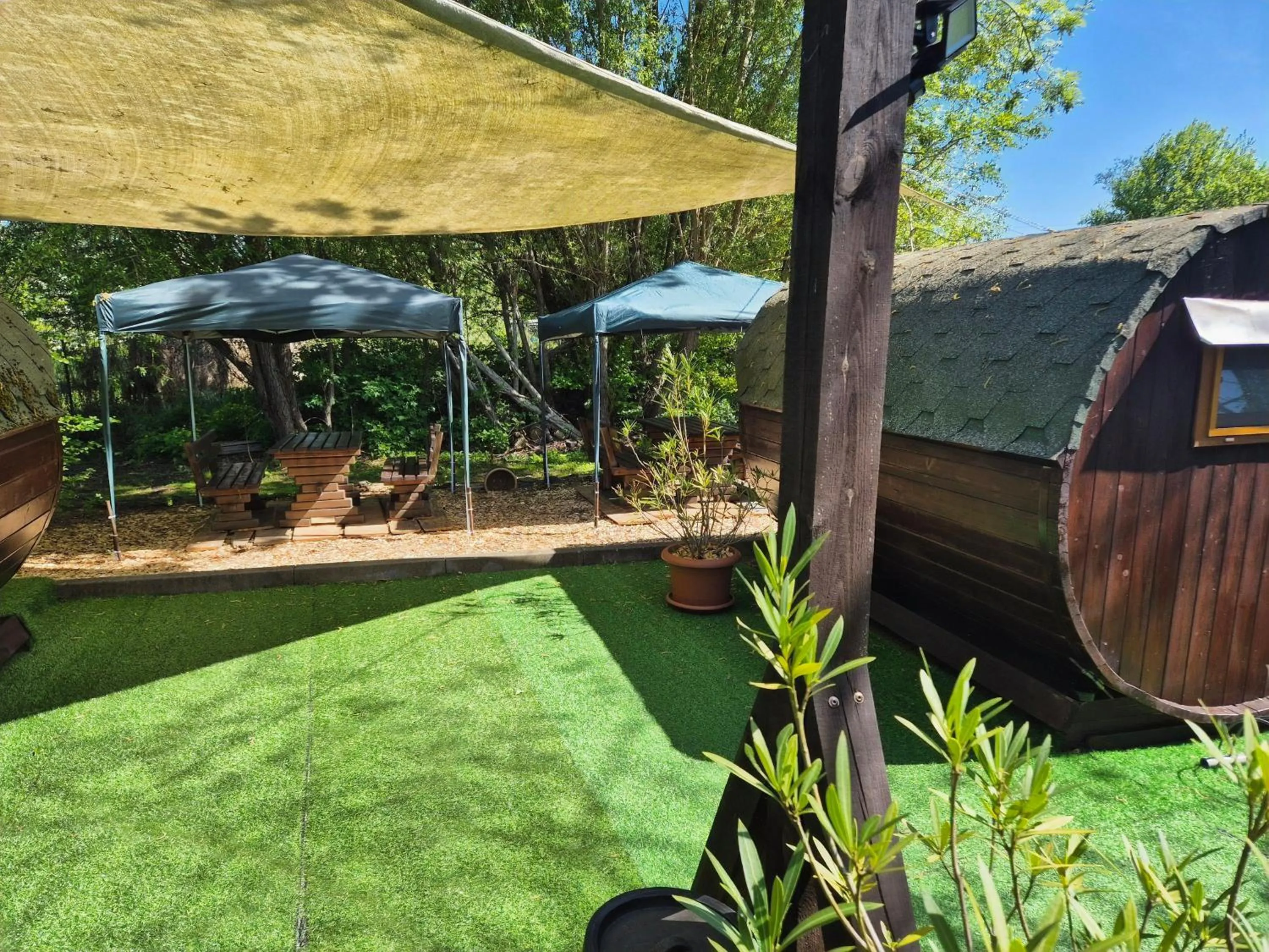 Property building in Mini Hotel Übernachten Im Gurkenfass