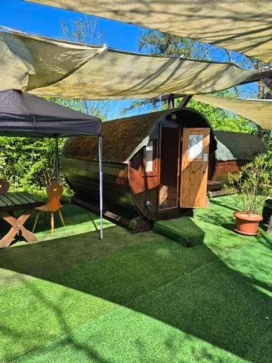 Property building in Mini Hotel Übernachten Im Gurkenfass