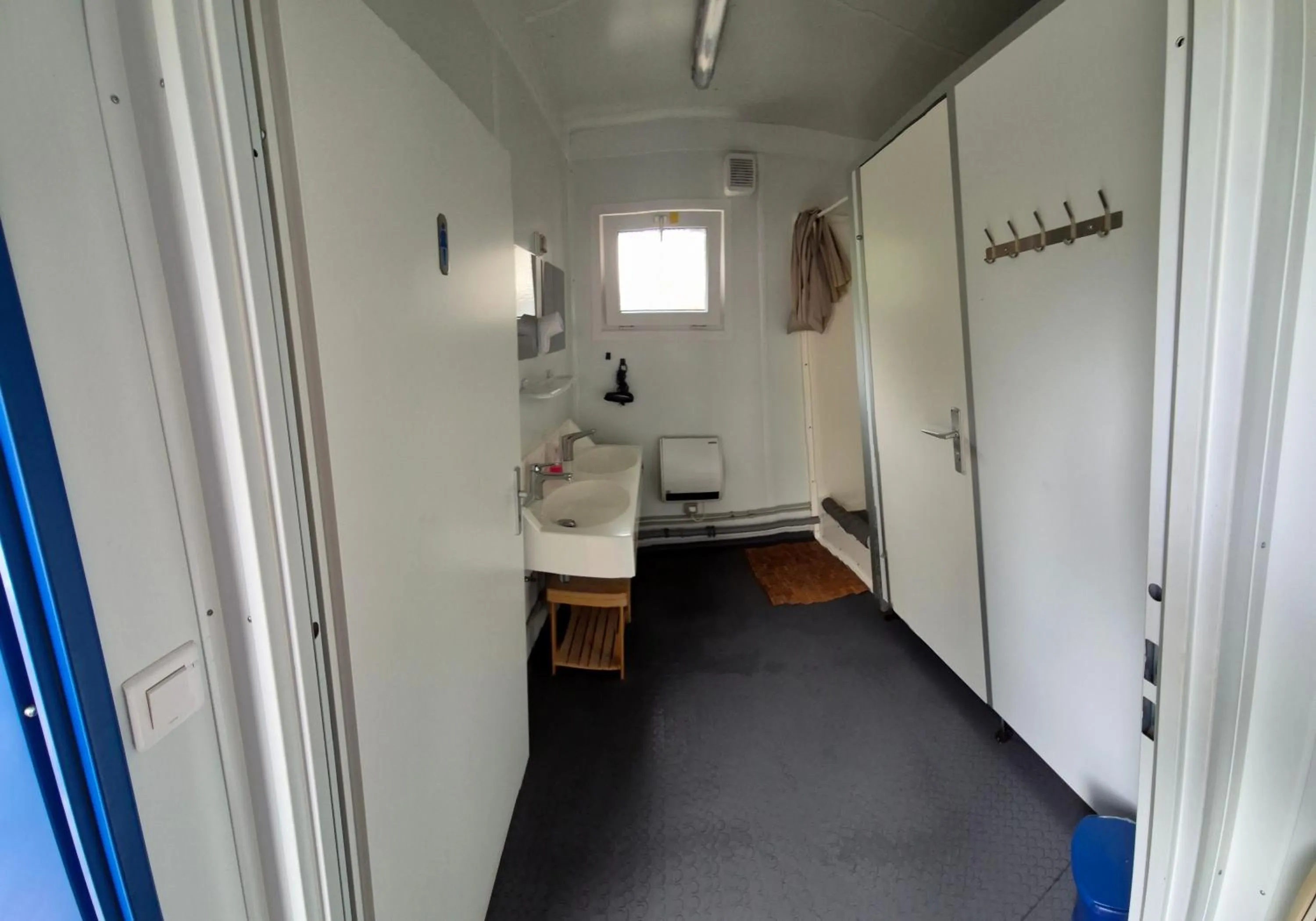 Bed in Mini Hotel Übernachten Im Gurkenfass