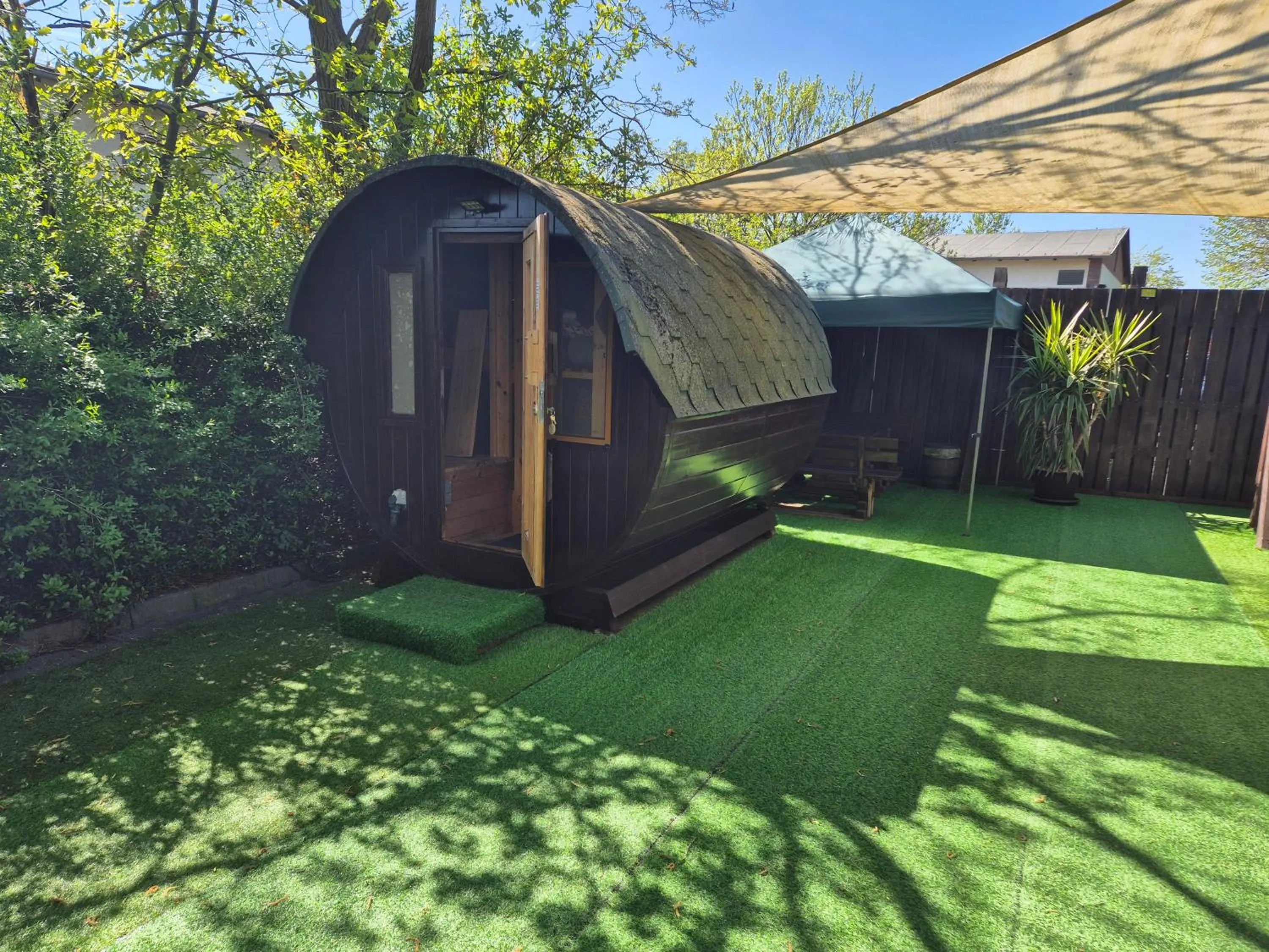 Mini Hotel Übernachten Im Gurkenfass