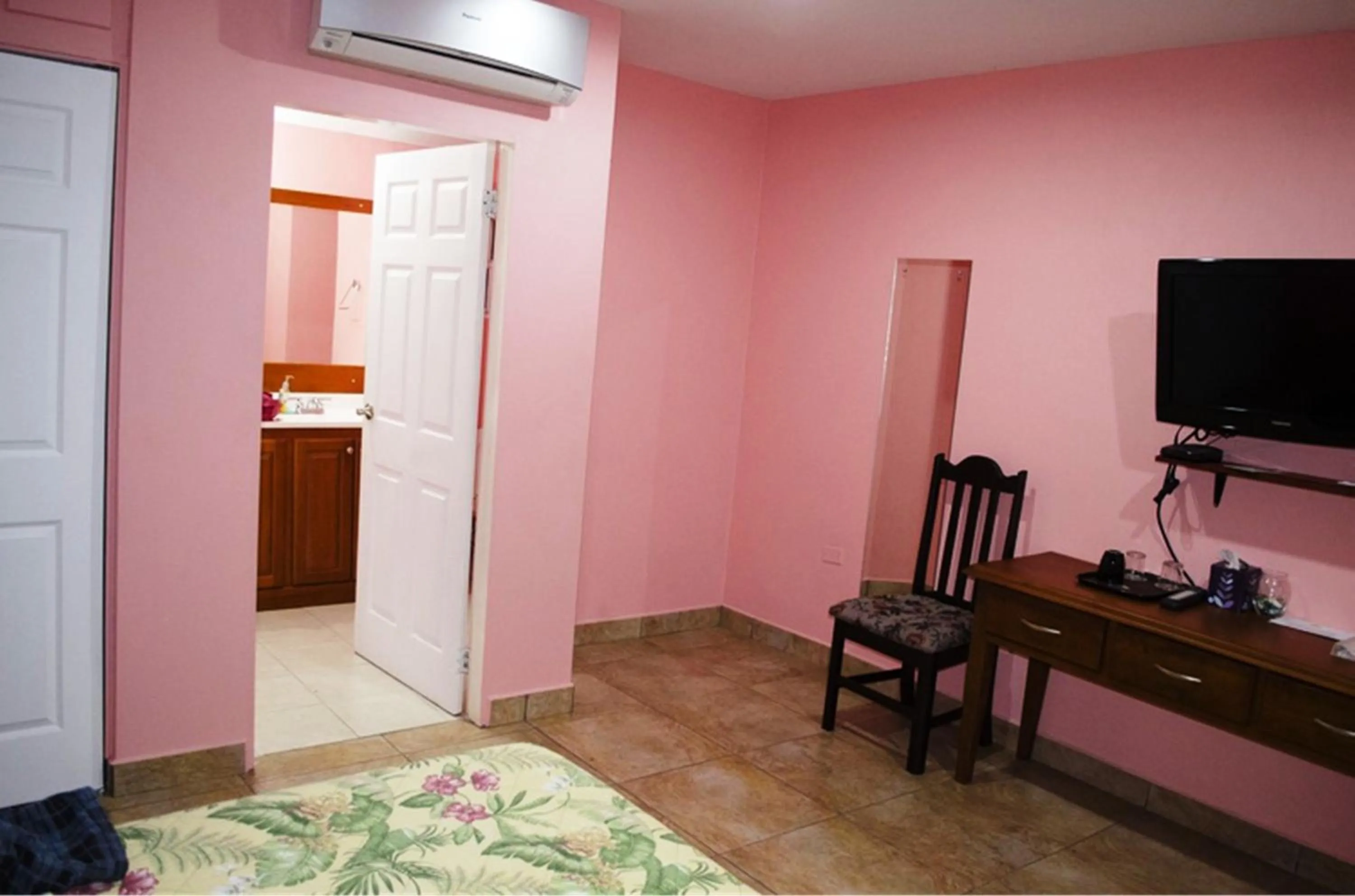 TV and multimedia in Piarco Village Suites