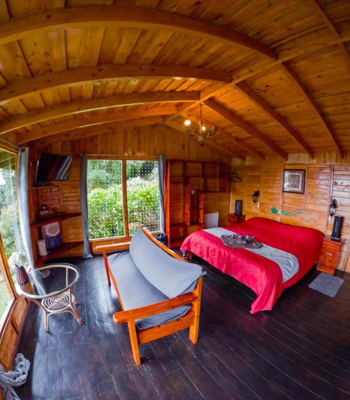 Photo of the whole room, Bed in Paraíso Quetzal Lodge