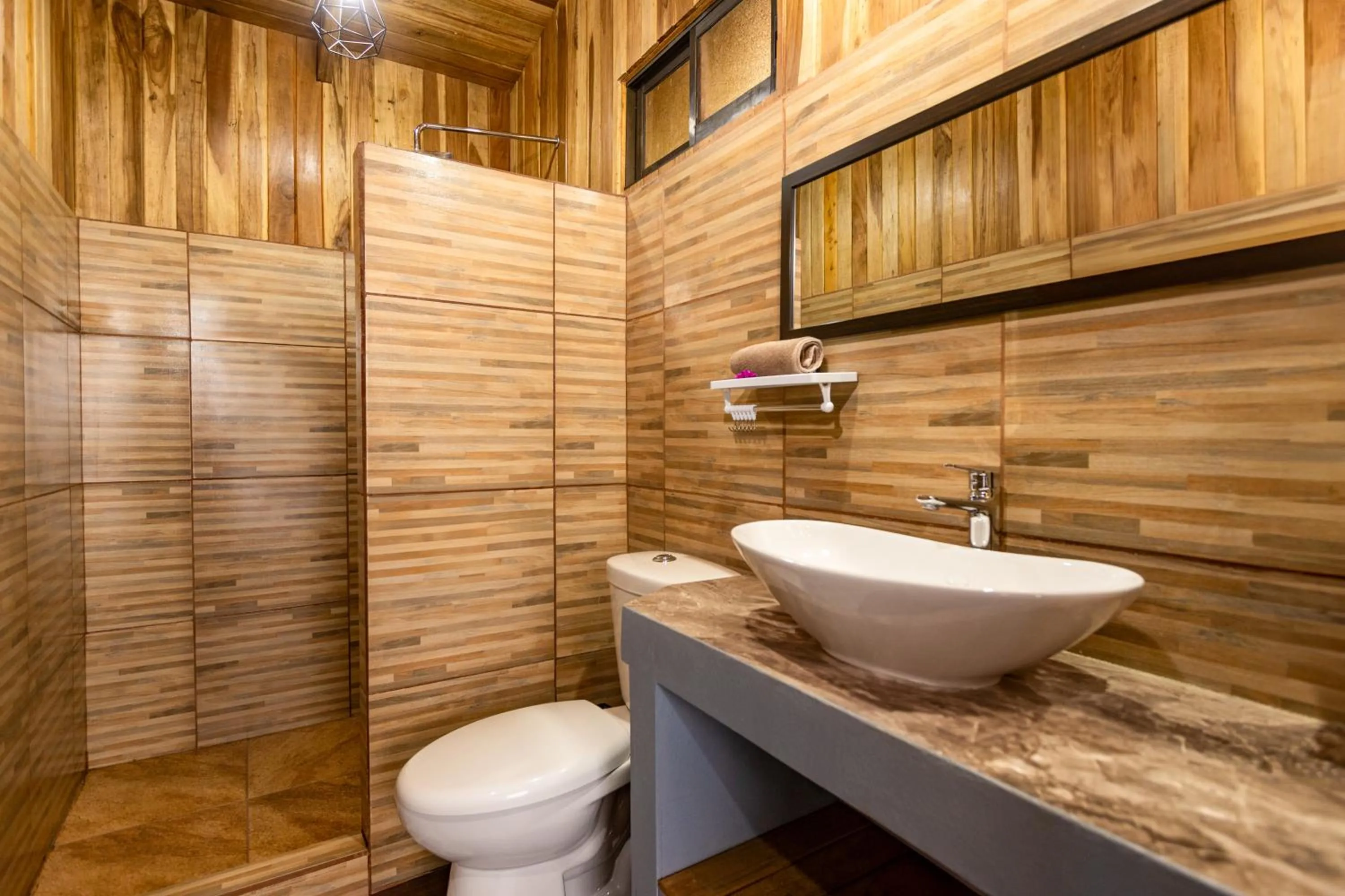 Bathroom in Paraíso Quetzal Lodge