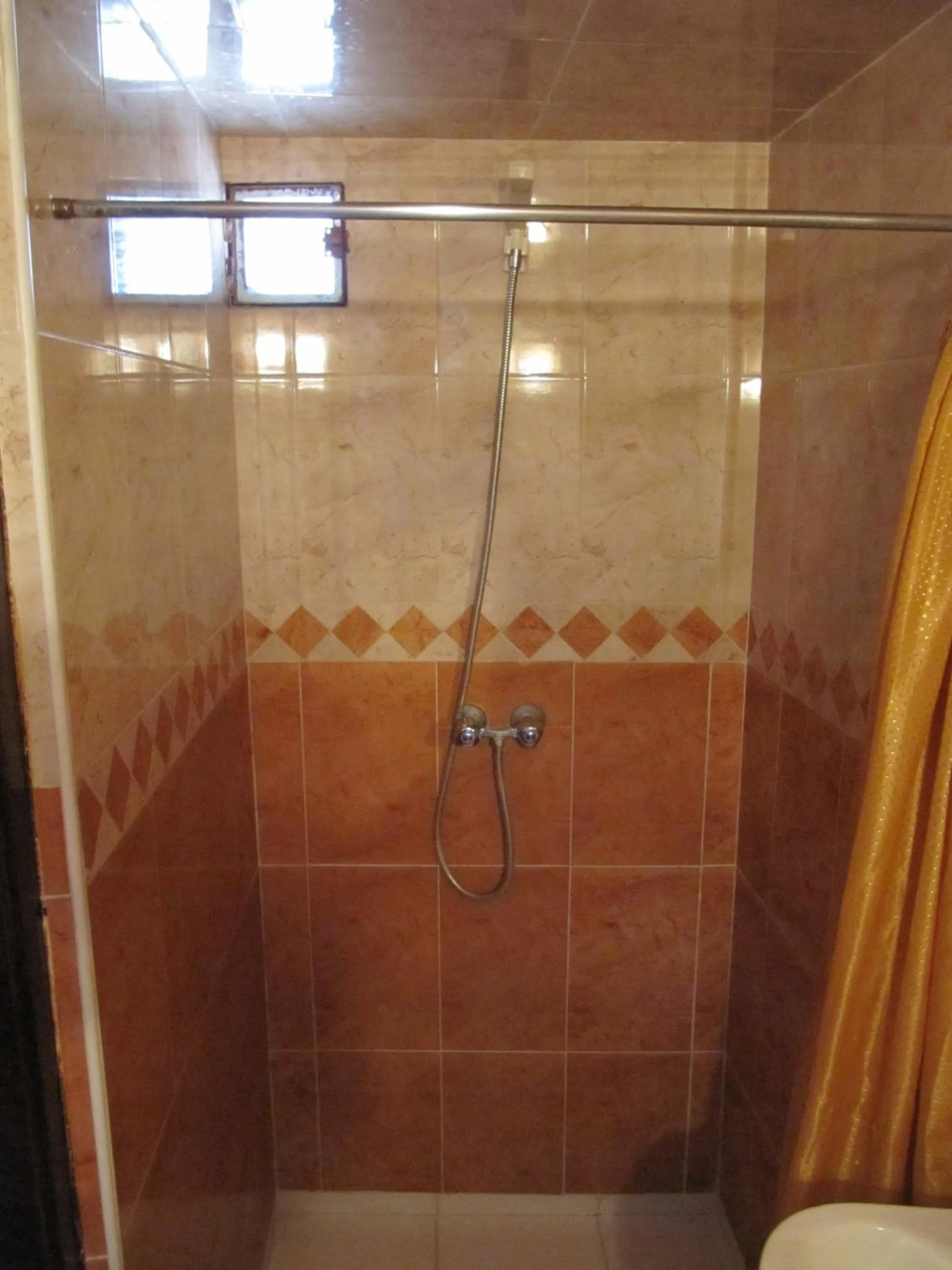 Shower in Sindi Sud