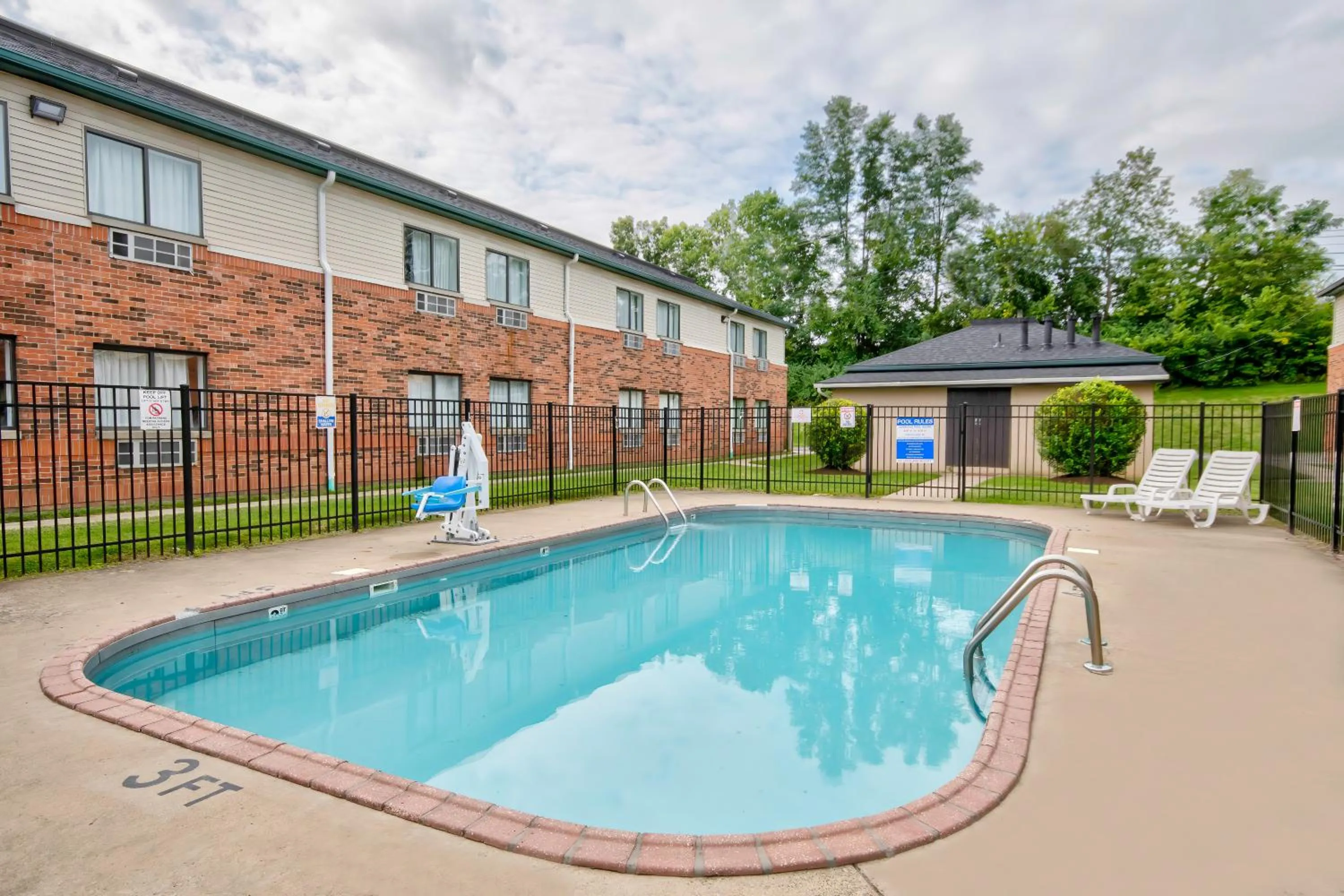 Swimming pool in Studio 6 Georgetown KY Lexington North