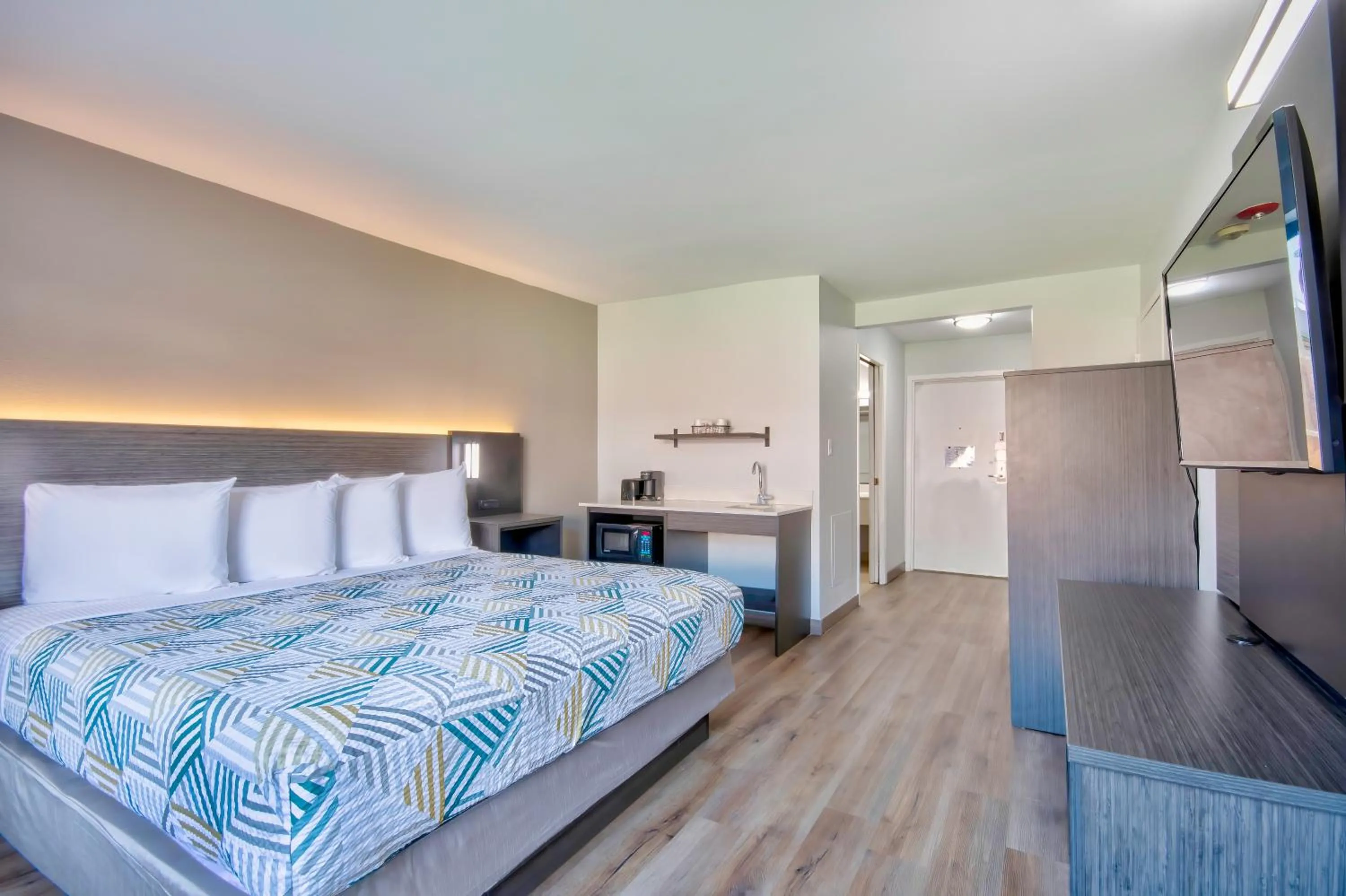 Bedroom, Bed in Studio 6 Georgetown KY Lexington North