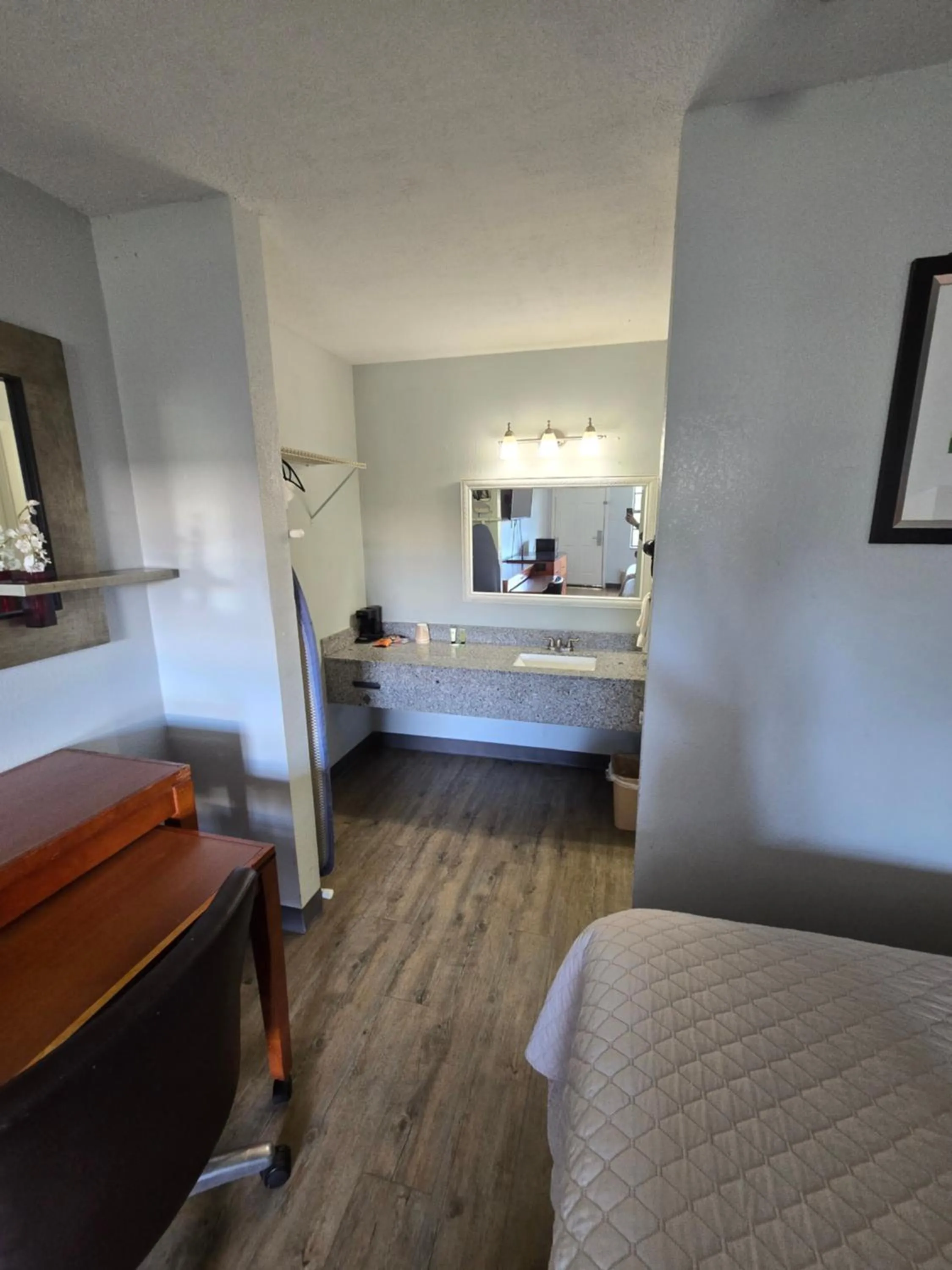 hair dresser, Bed in Best Price Motel & Suites