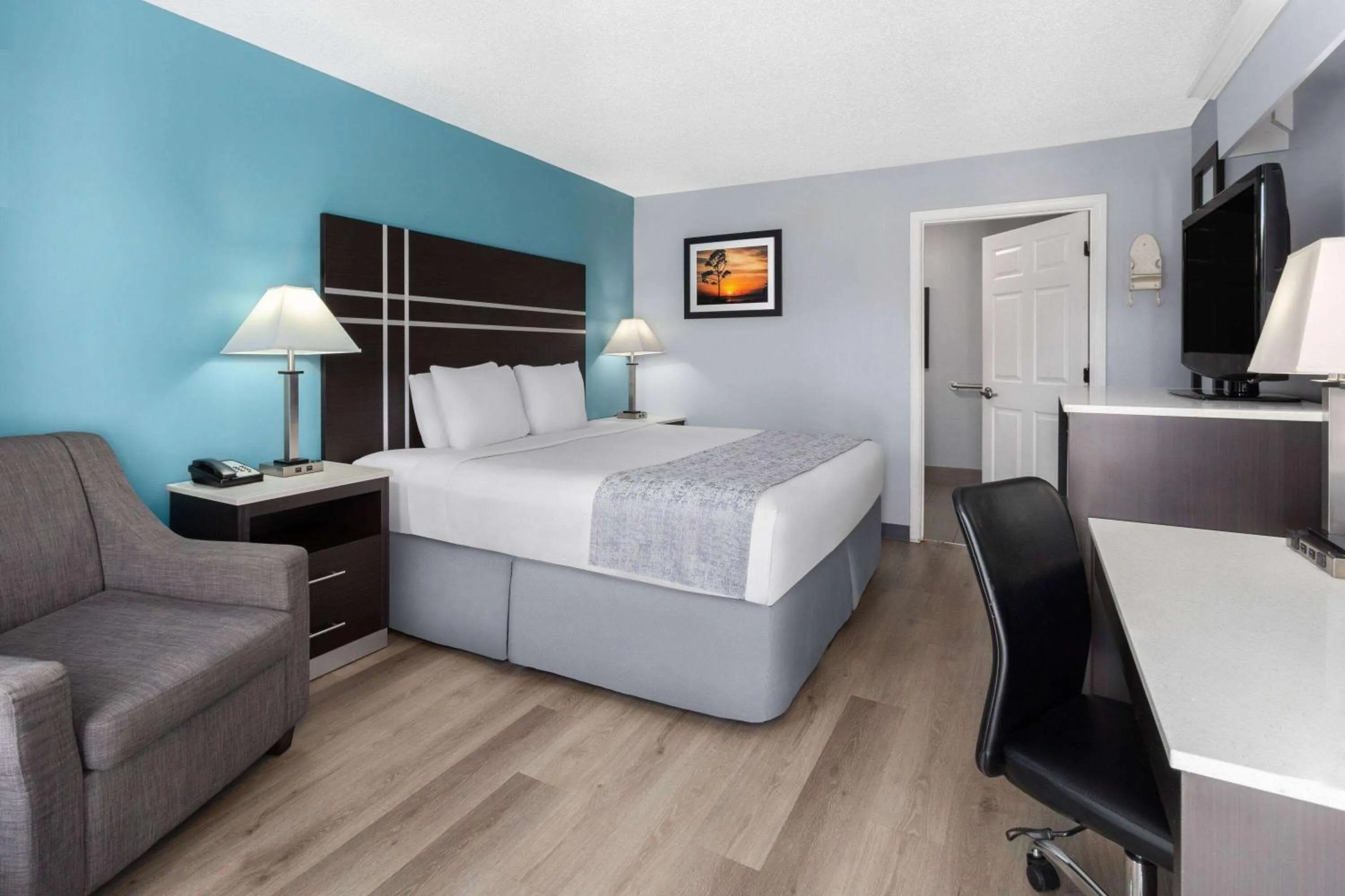 Photo of the whole room, Bed in Baymont by Wyndham Brunswick GA