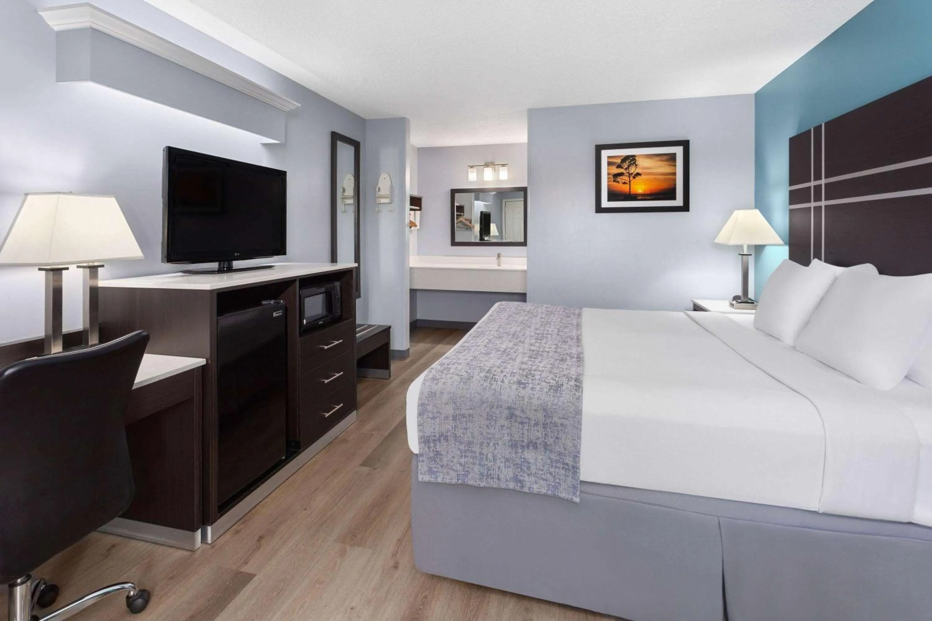 Photo of the whole room, Bed in Baymont by Wyndham Brunswick GA