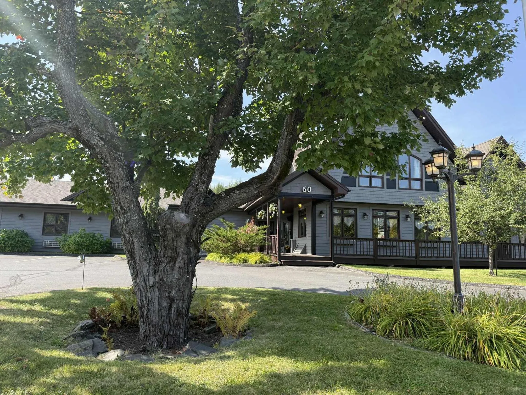 Property building in Auberge MicKy Inc