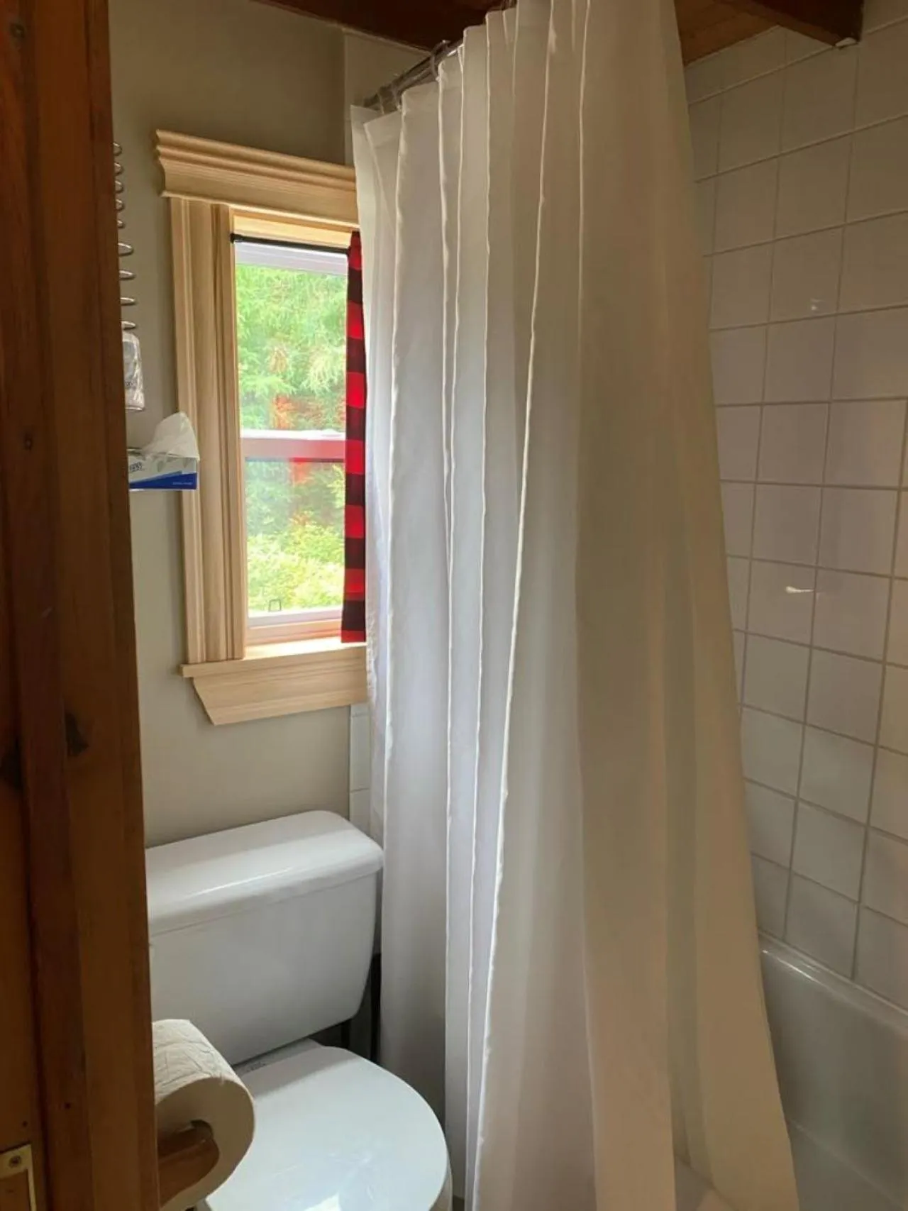 Shower in Auberge MicKy Inc