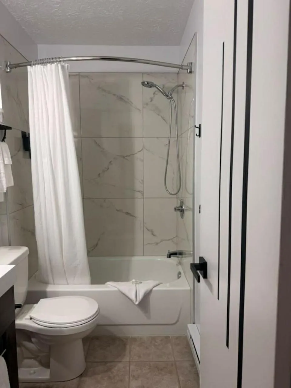 Shower in Auberge MicKy Inc