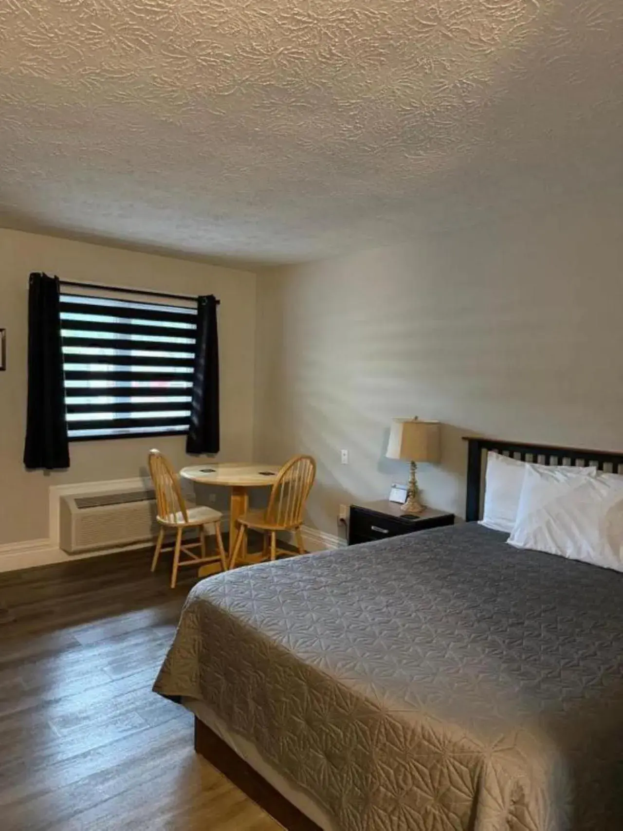 Standard Queen Room in Auberge MicKy Inc Standard Queen Room in Auberge MicKy Inc