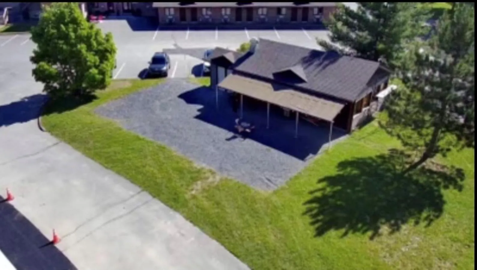 Property building in Auberge MicKy Inc