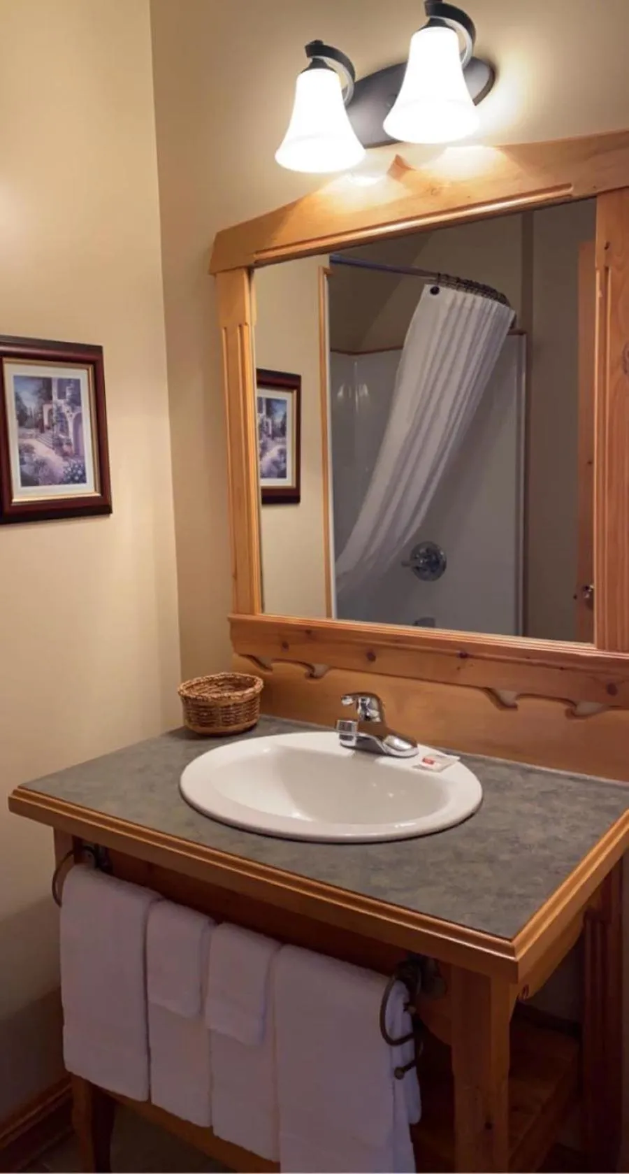 Shower in Auberge MicKy Inc