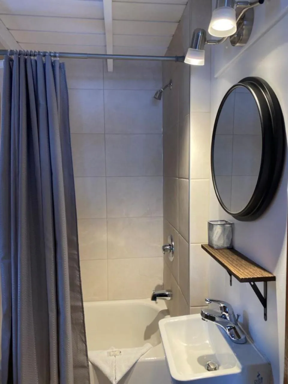 Shower in Auberge MicKy Inc